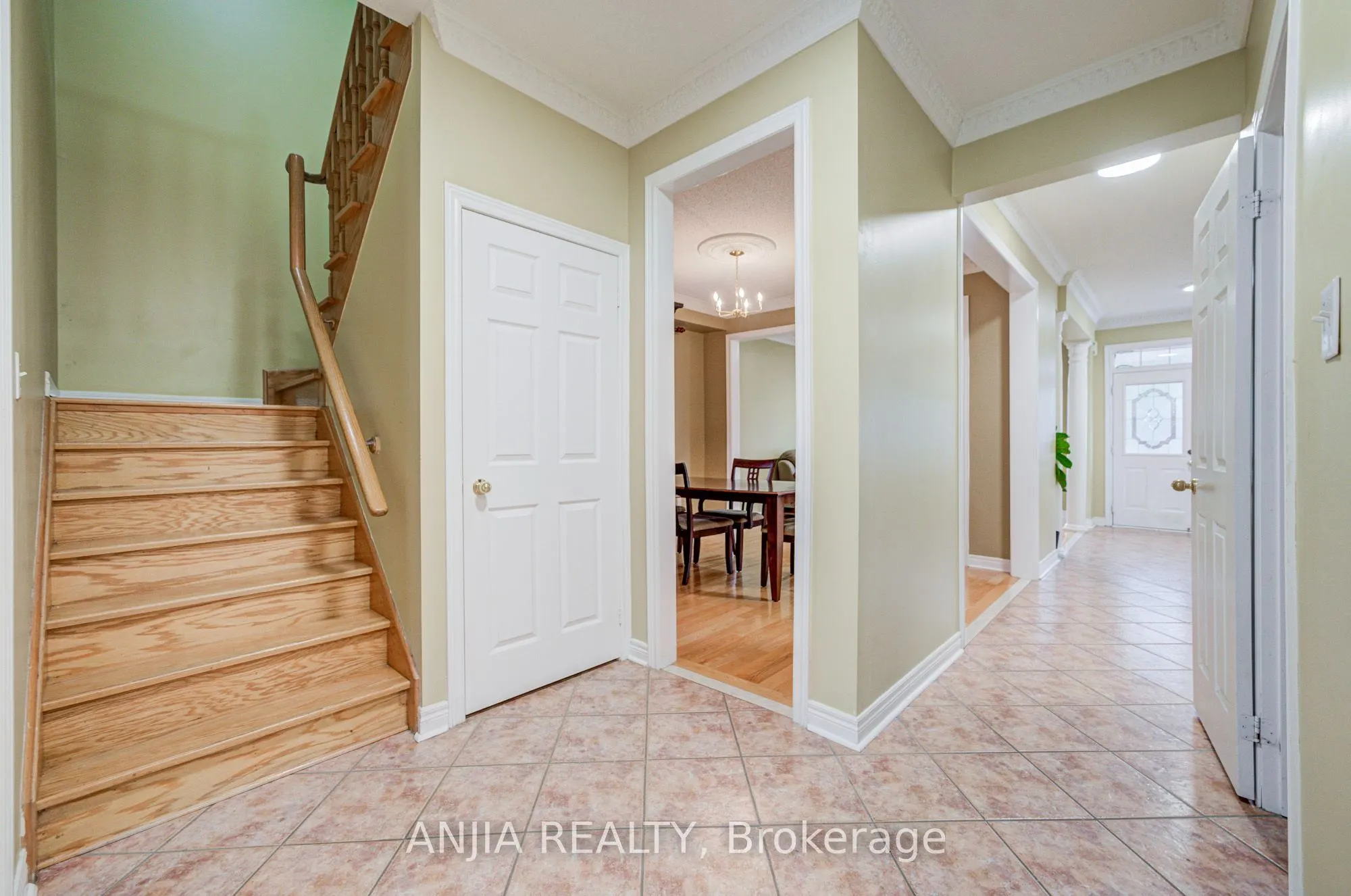 23 Ayhart Street E