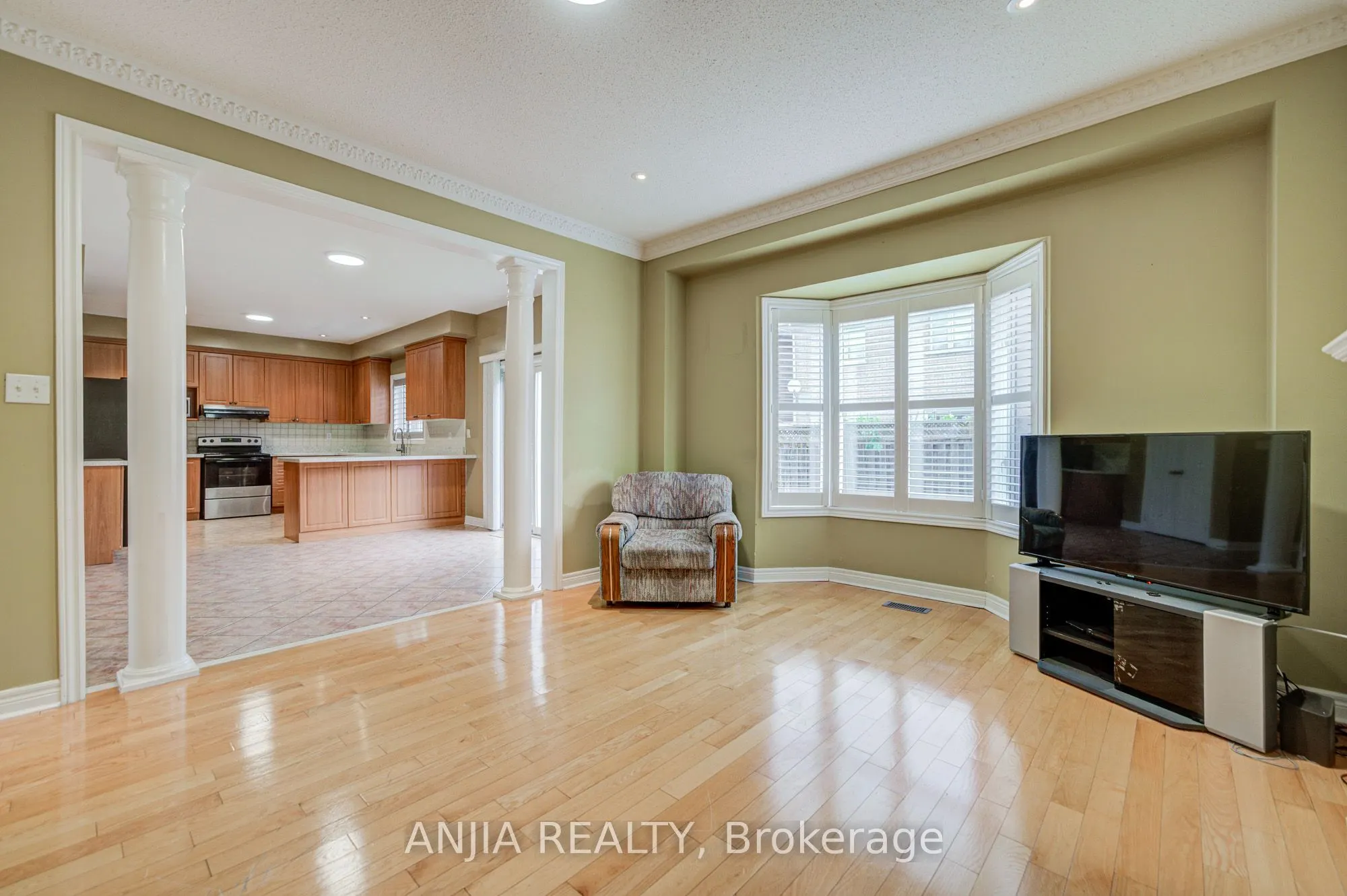 23 Ayhart Street E