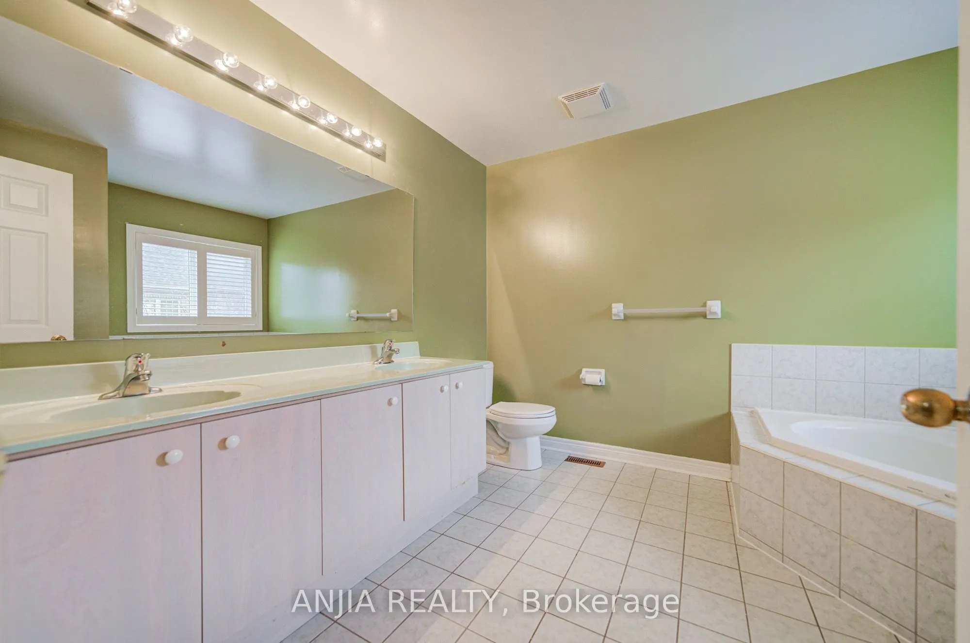 23 Ayhart Street E