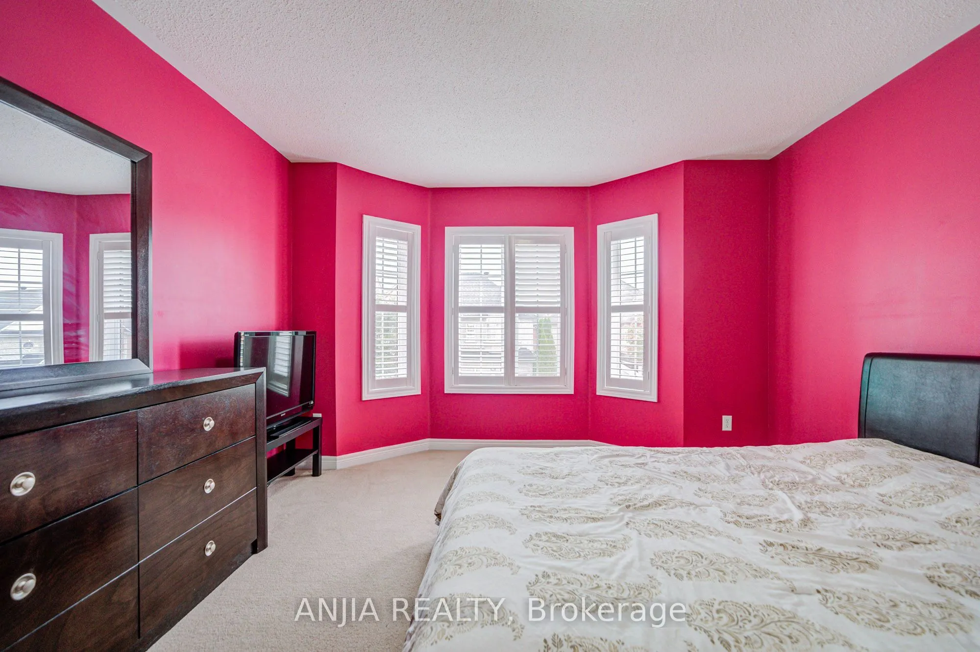 23 Ayhart Street E