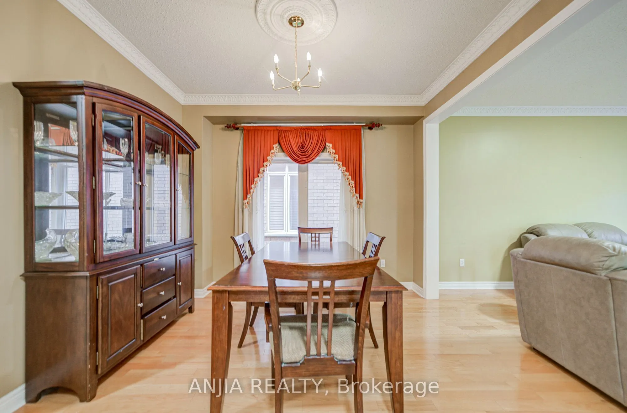 23 Ayhart Street E
