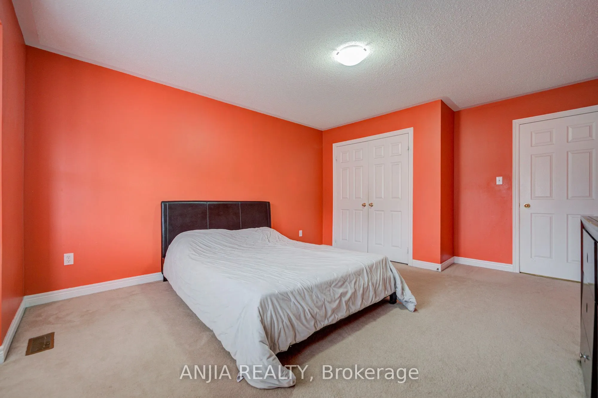 23 Ayhart Street E