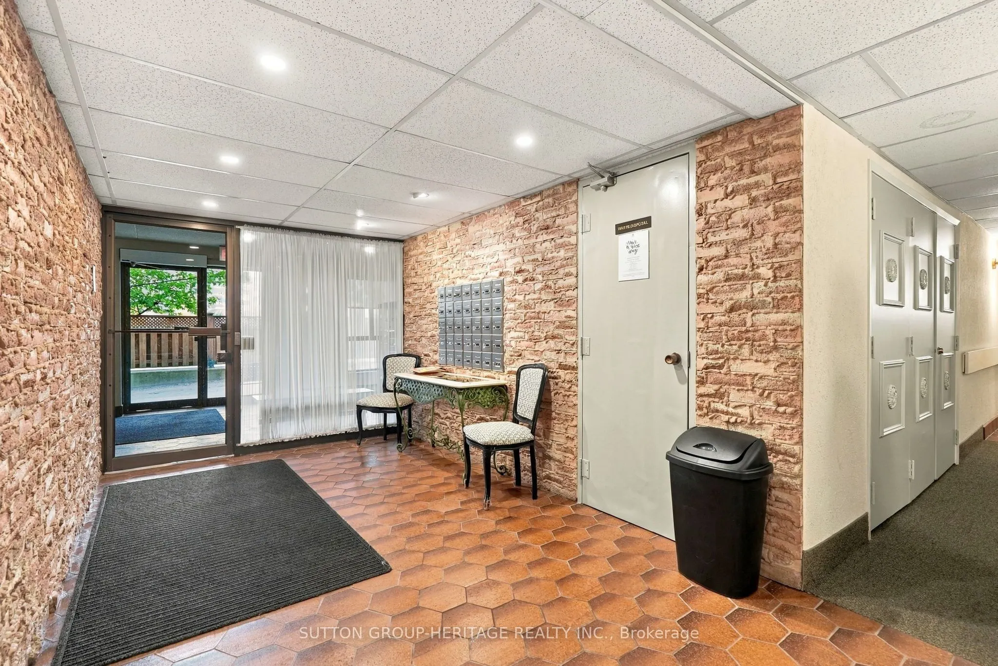 15390 Yonge Street #406