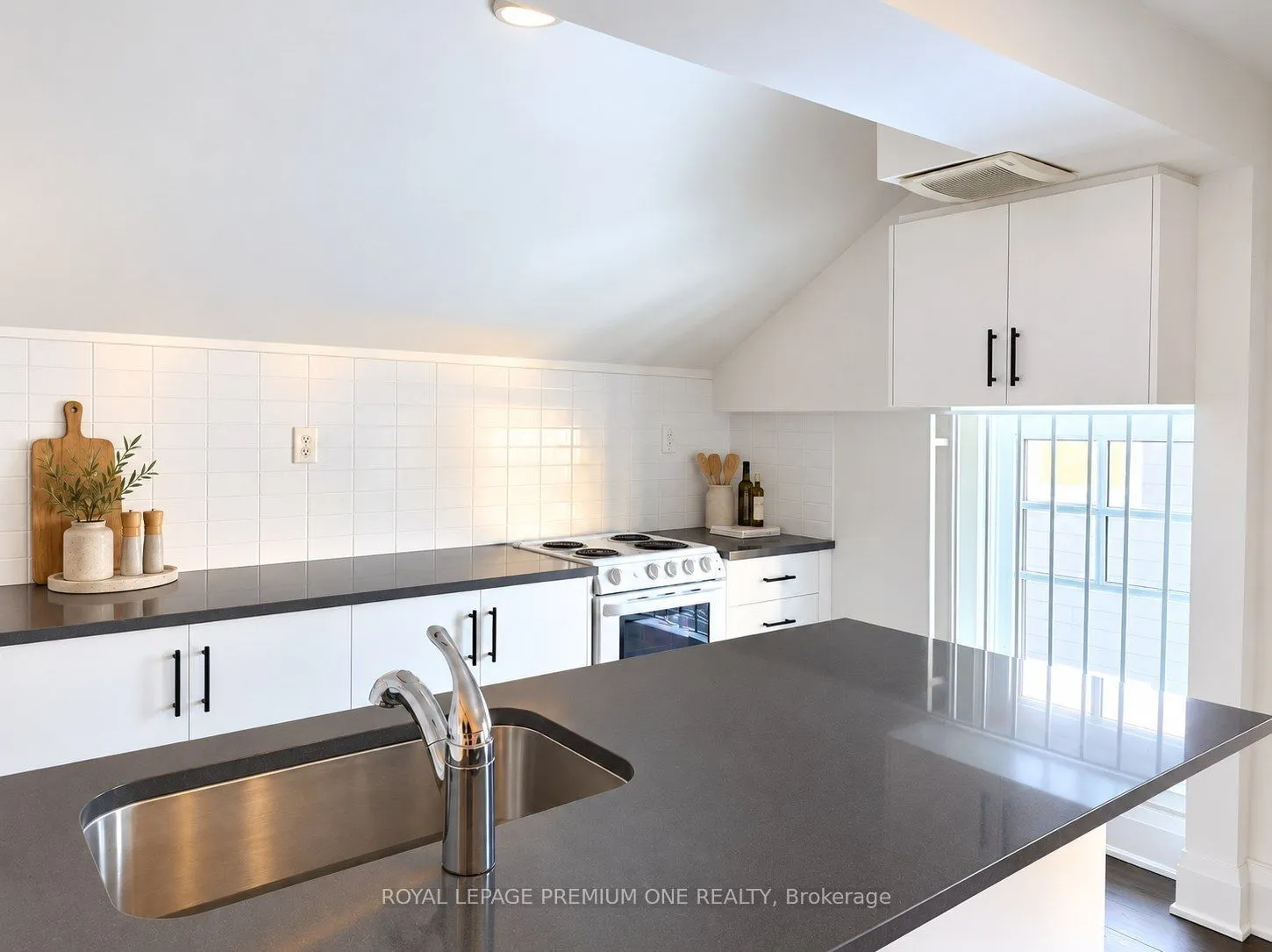10496 ISLINGTON Avenue #Upper
