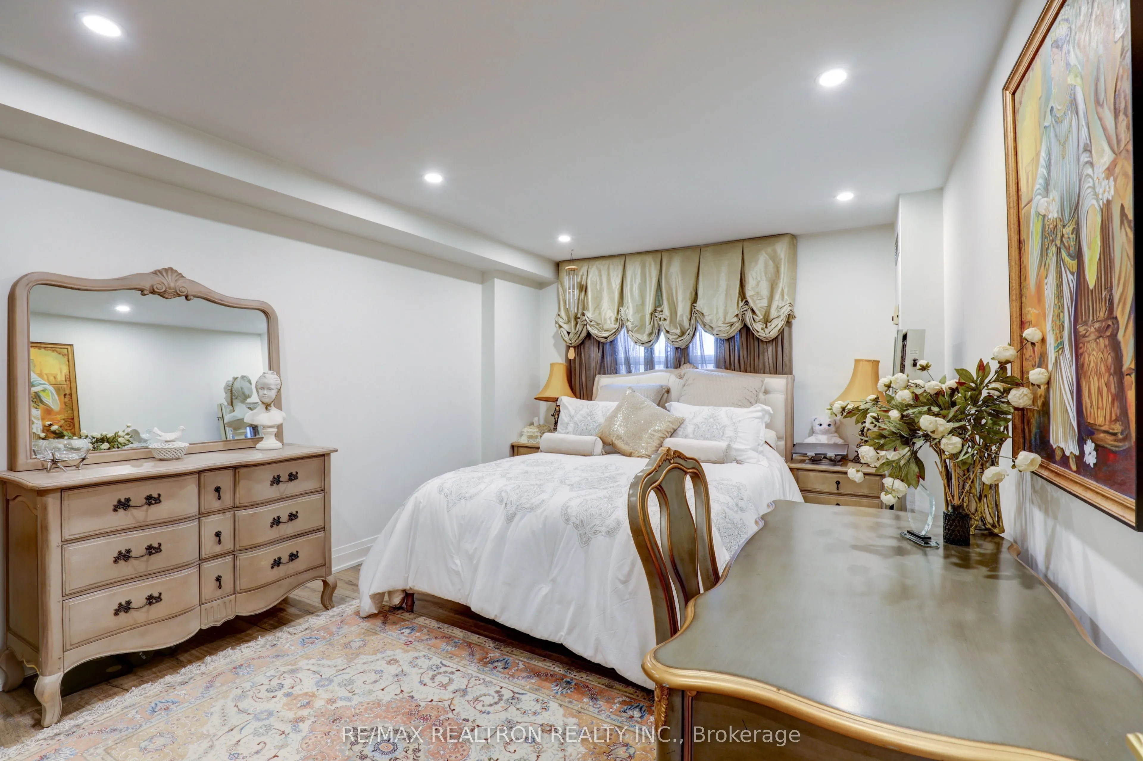 60 Inverlochy Boulevard #709