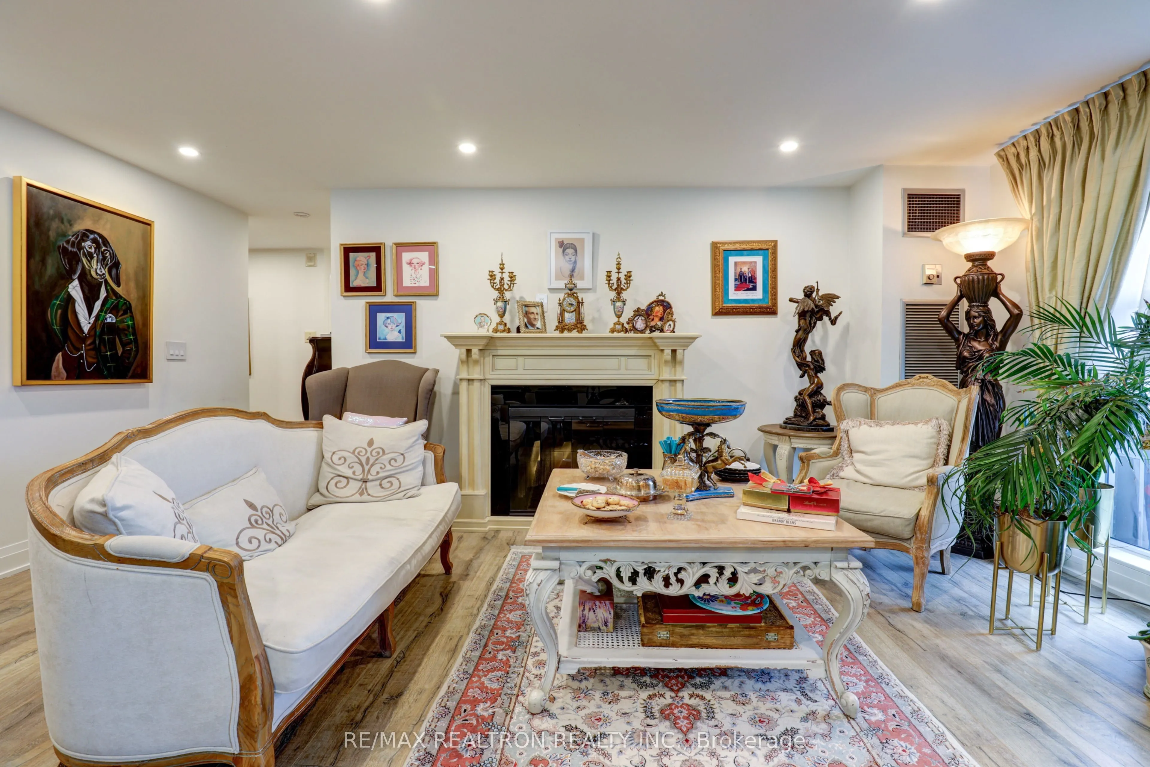 60 Inverlochy Boulevard #709
