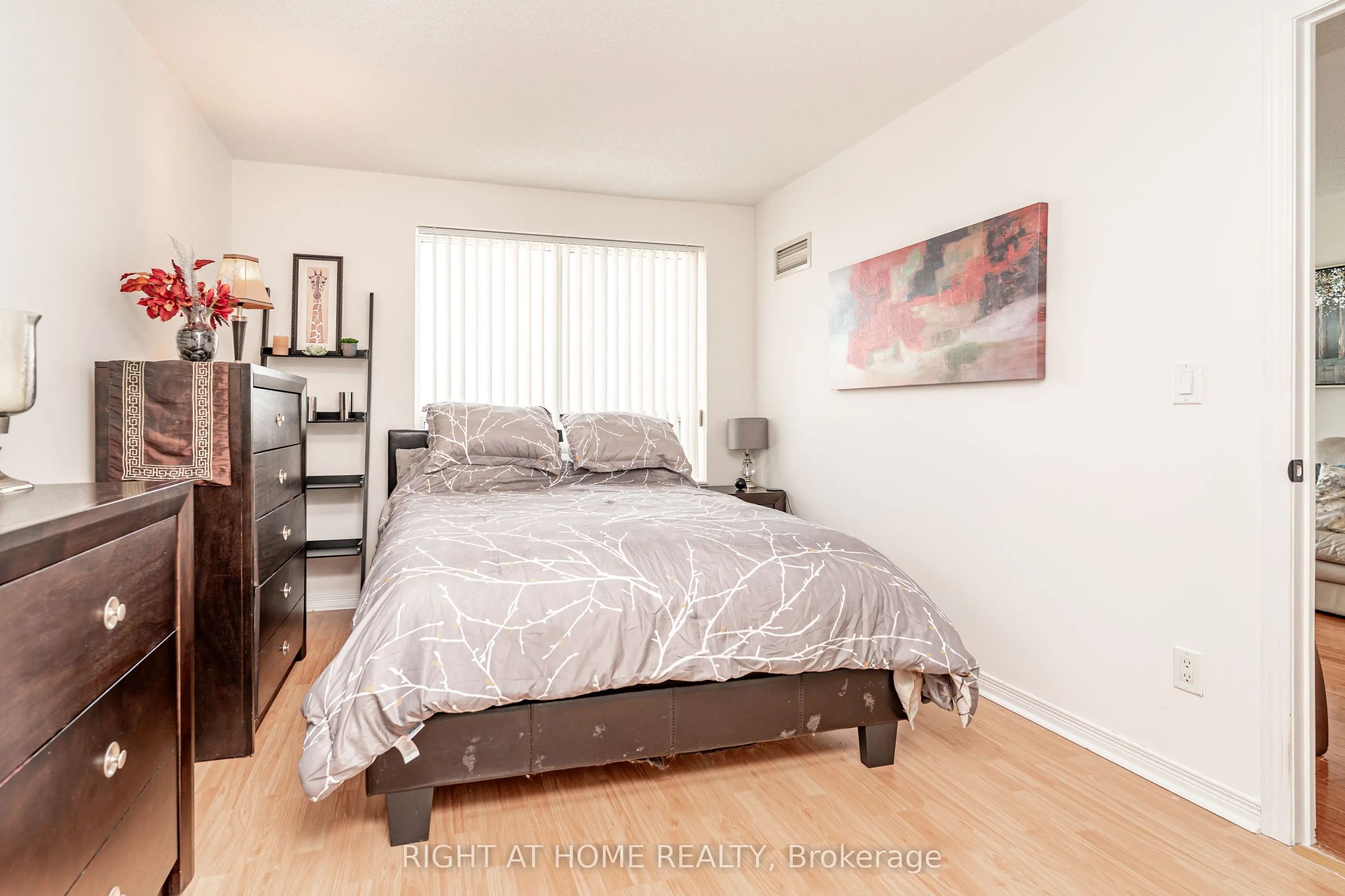 23 Oneida Crescent #1010