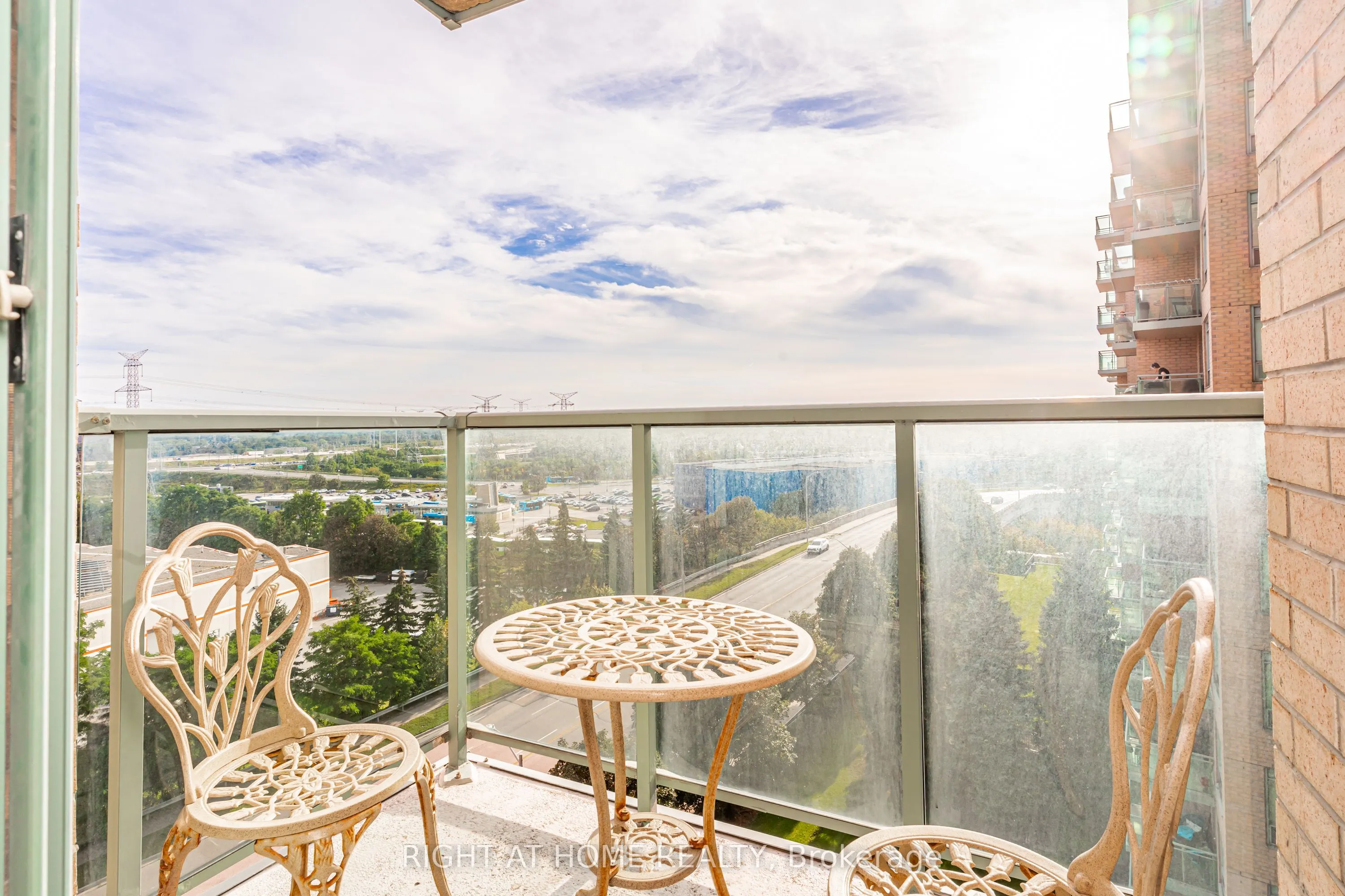 23 Oneida Crescent #1010