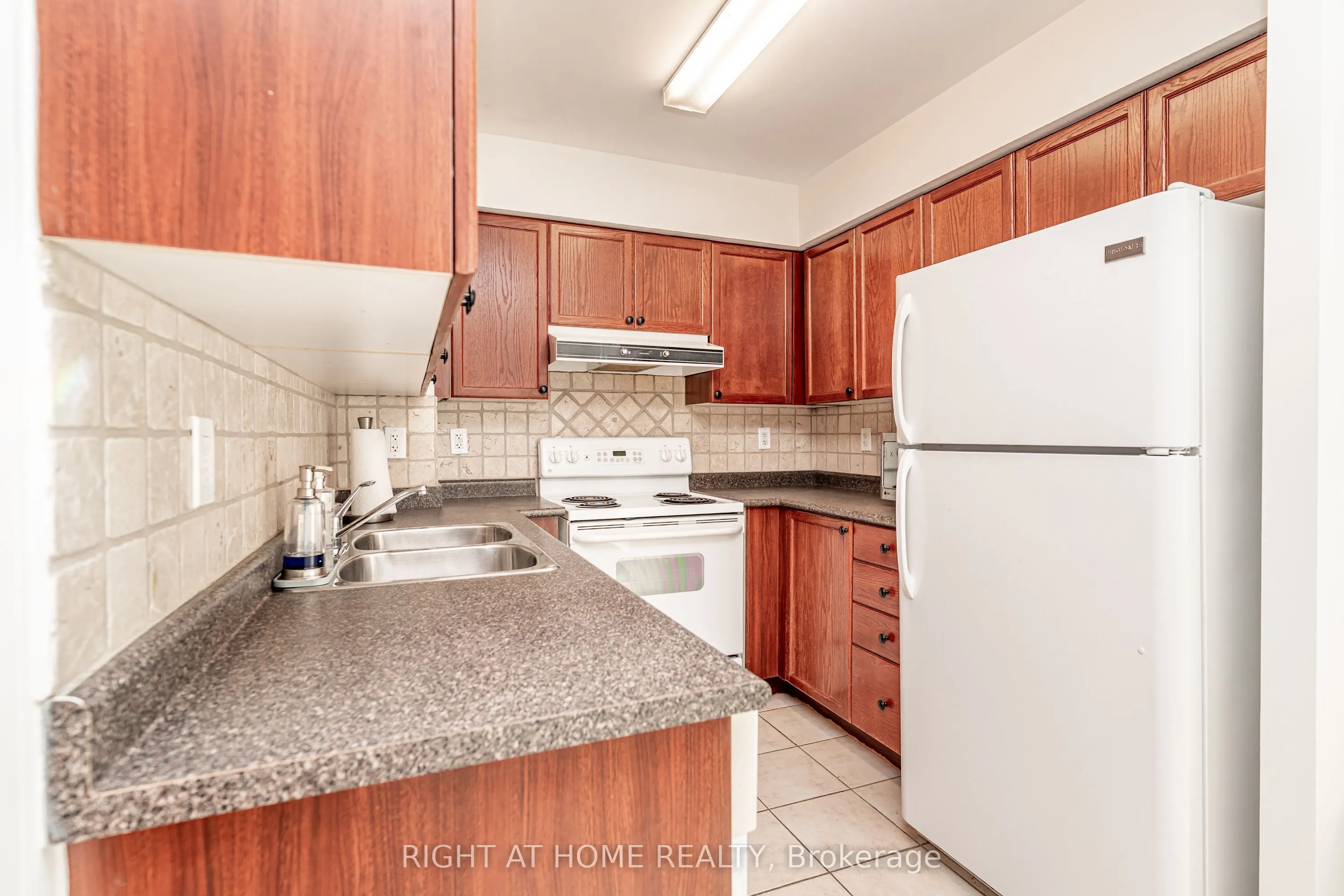 23 Oneida Crescent #1010