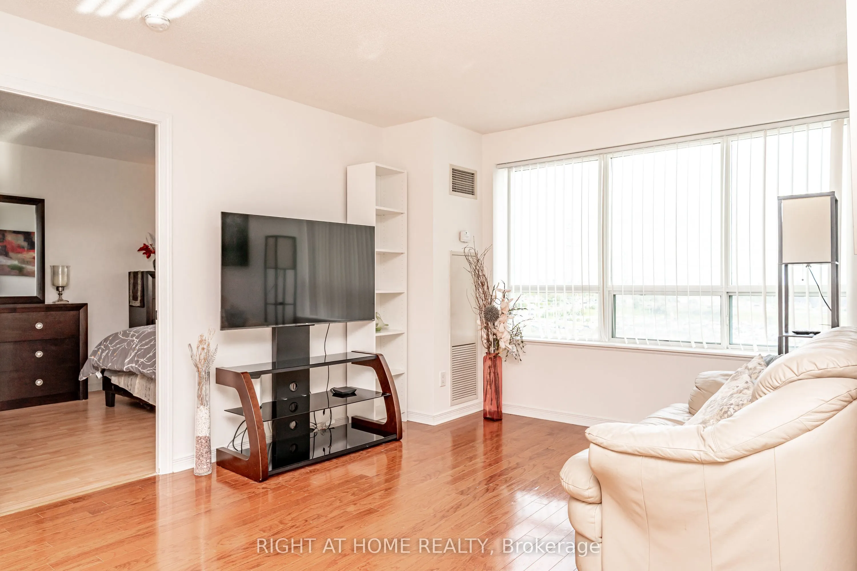 23 Oneida Crescent #1010