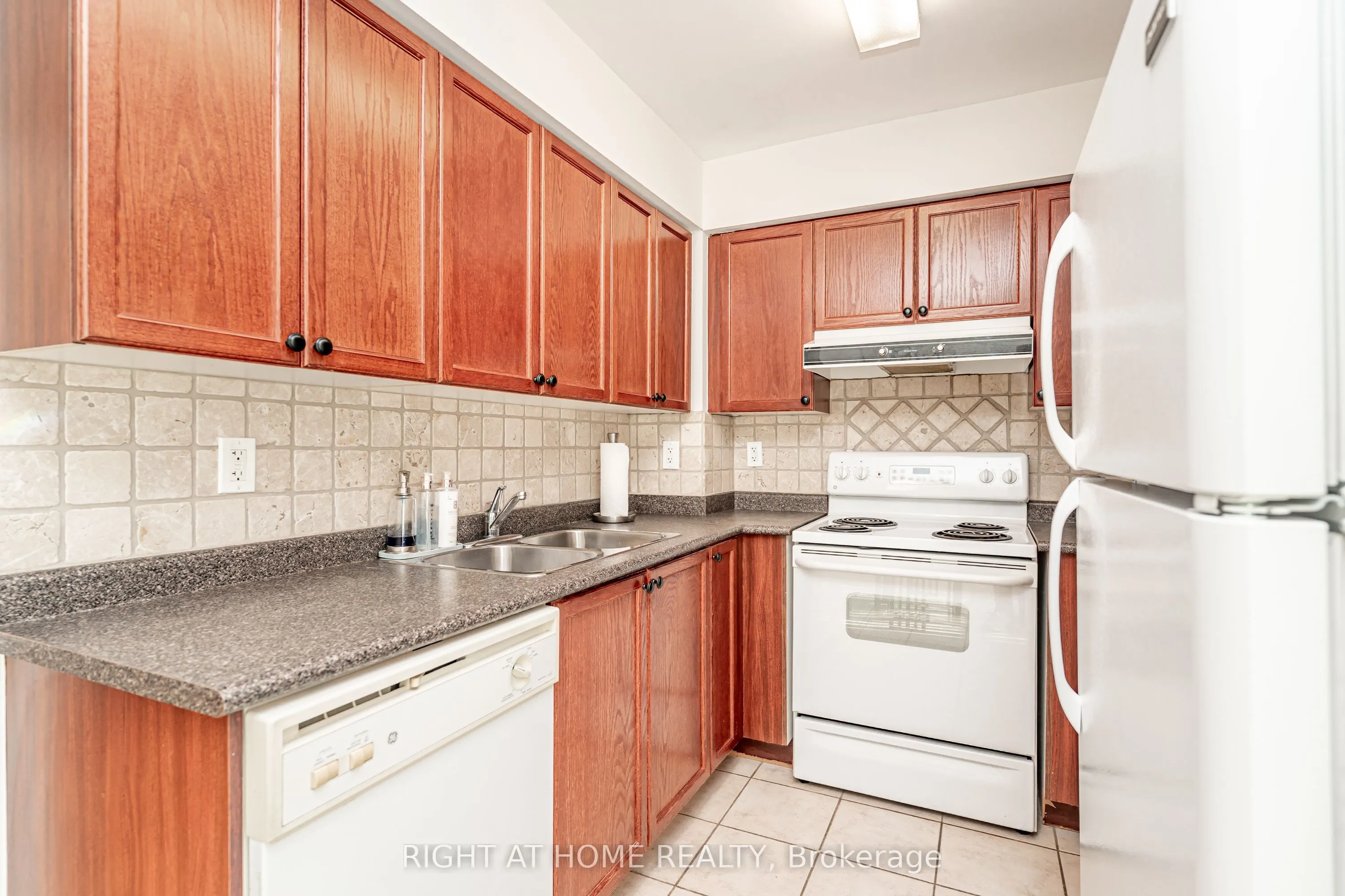 23 Oneida Crescent #1010