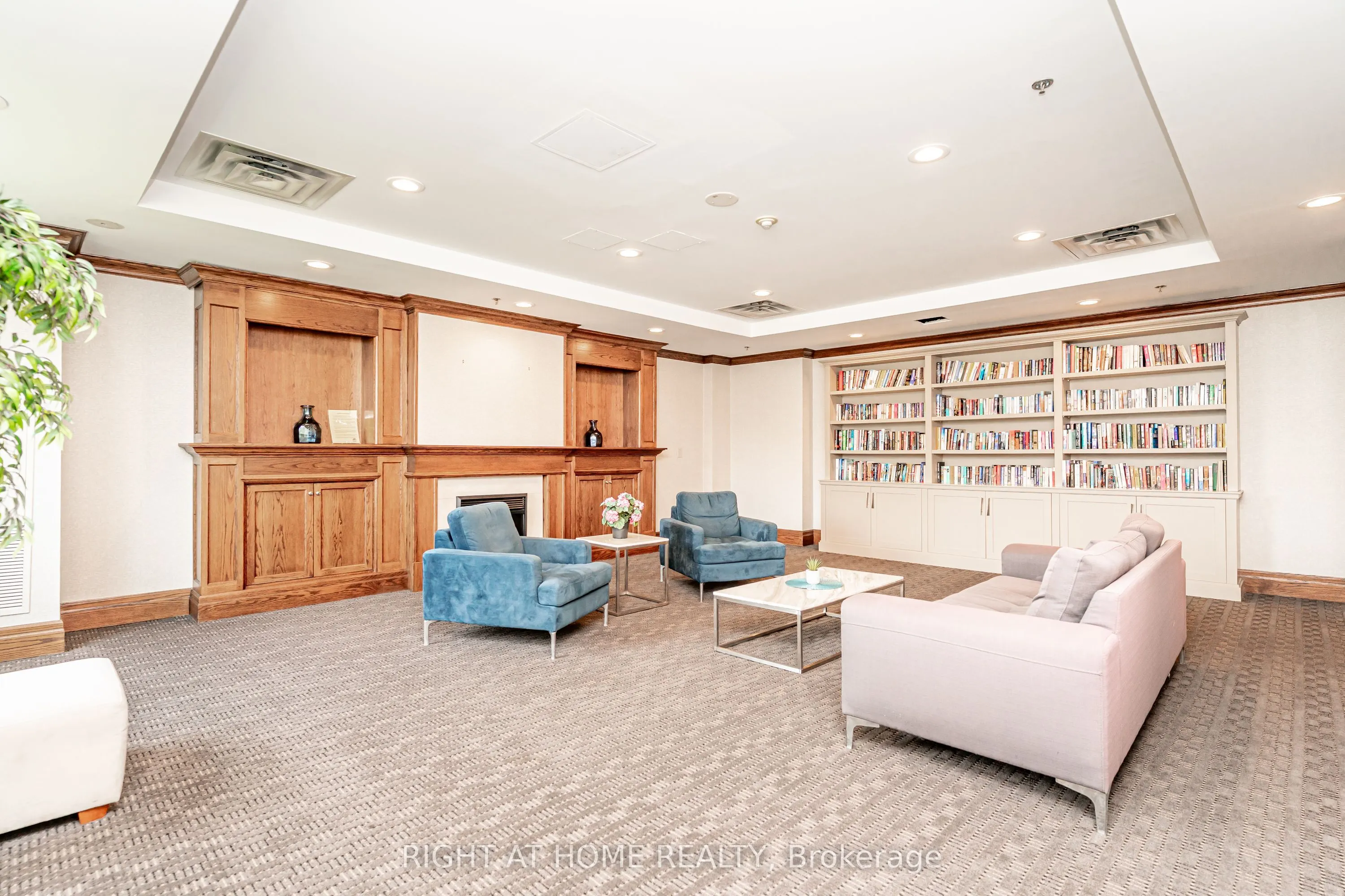 23 Oneida Crescent #1010