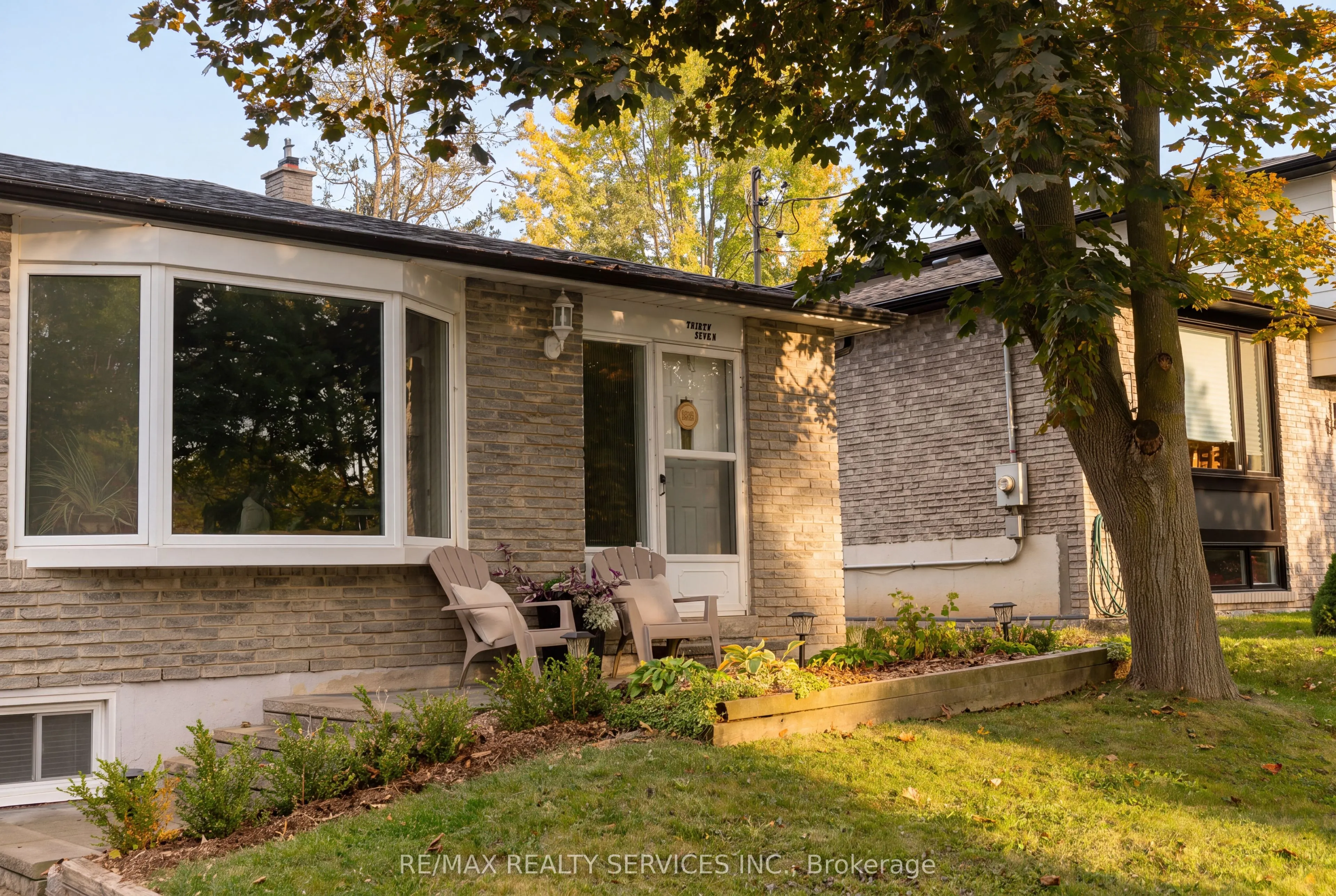 37 Maple Avenue W