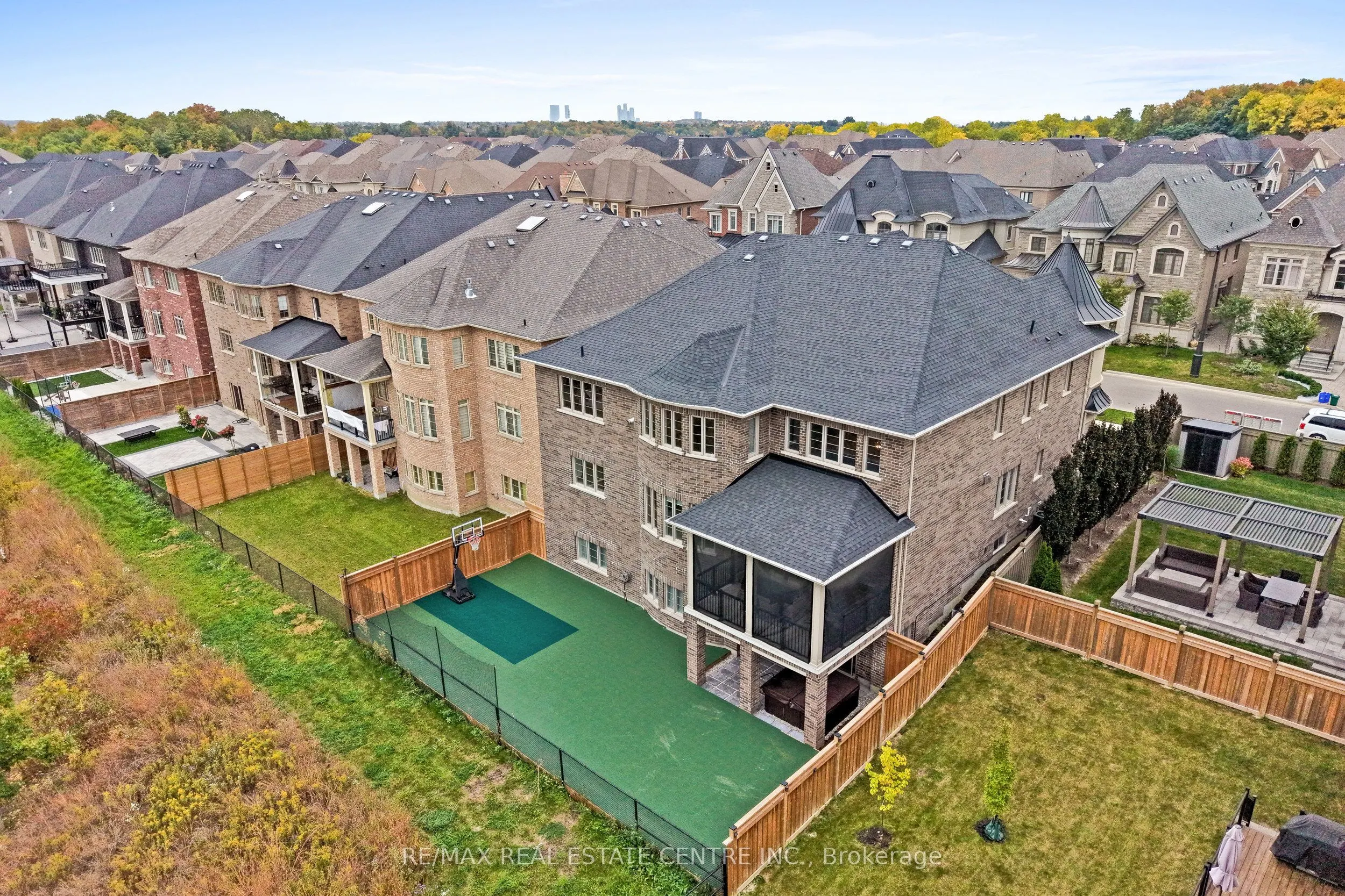 10 Rolling Green Court