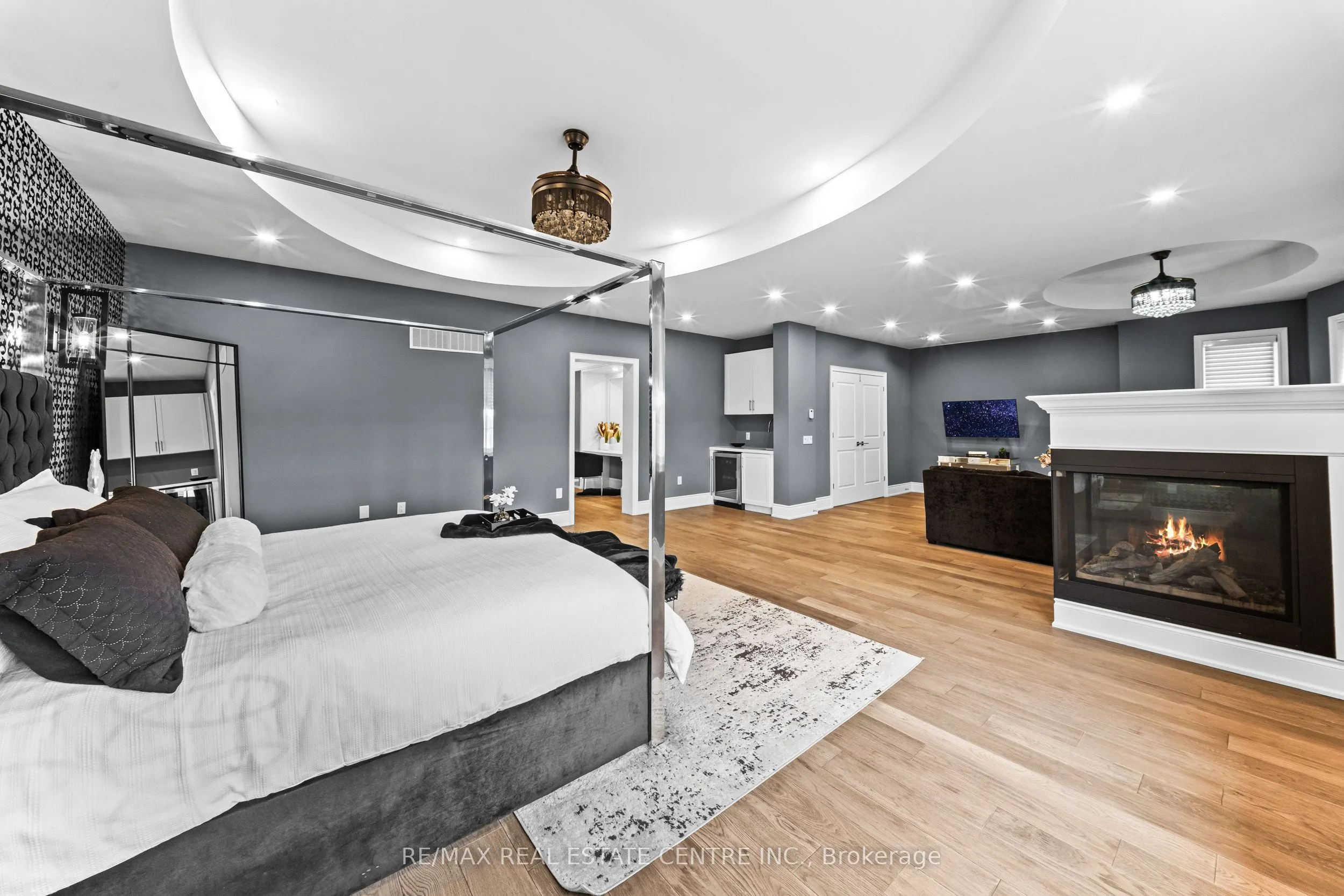 10 Rolling Green Court
