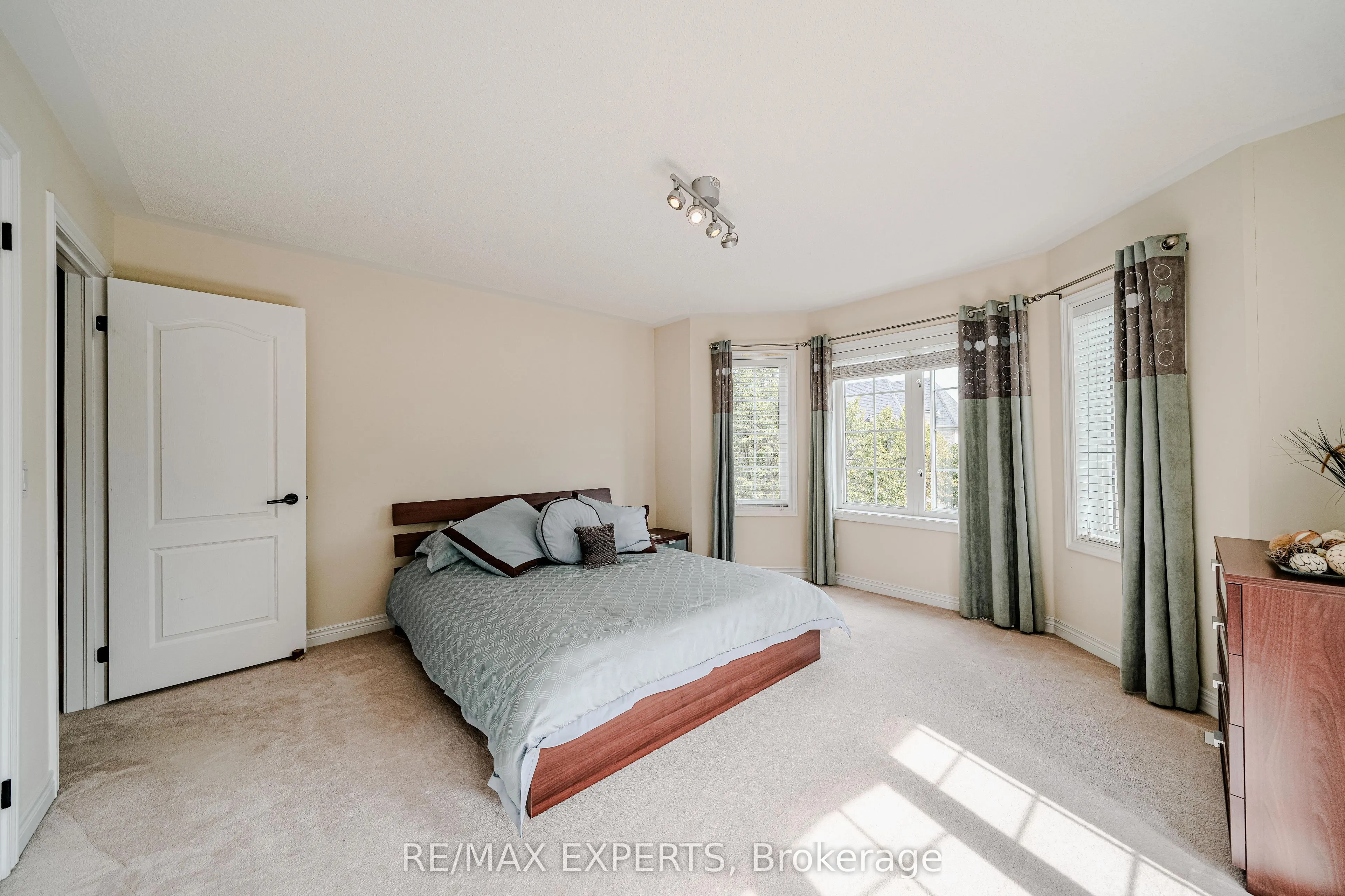 6 Elyssa Drive