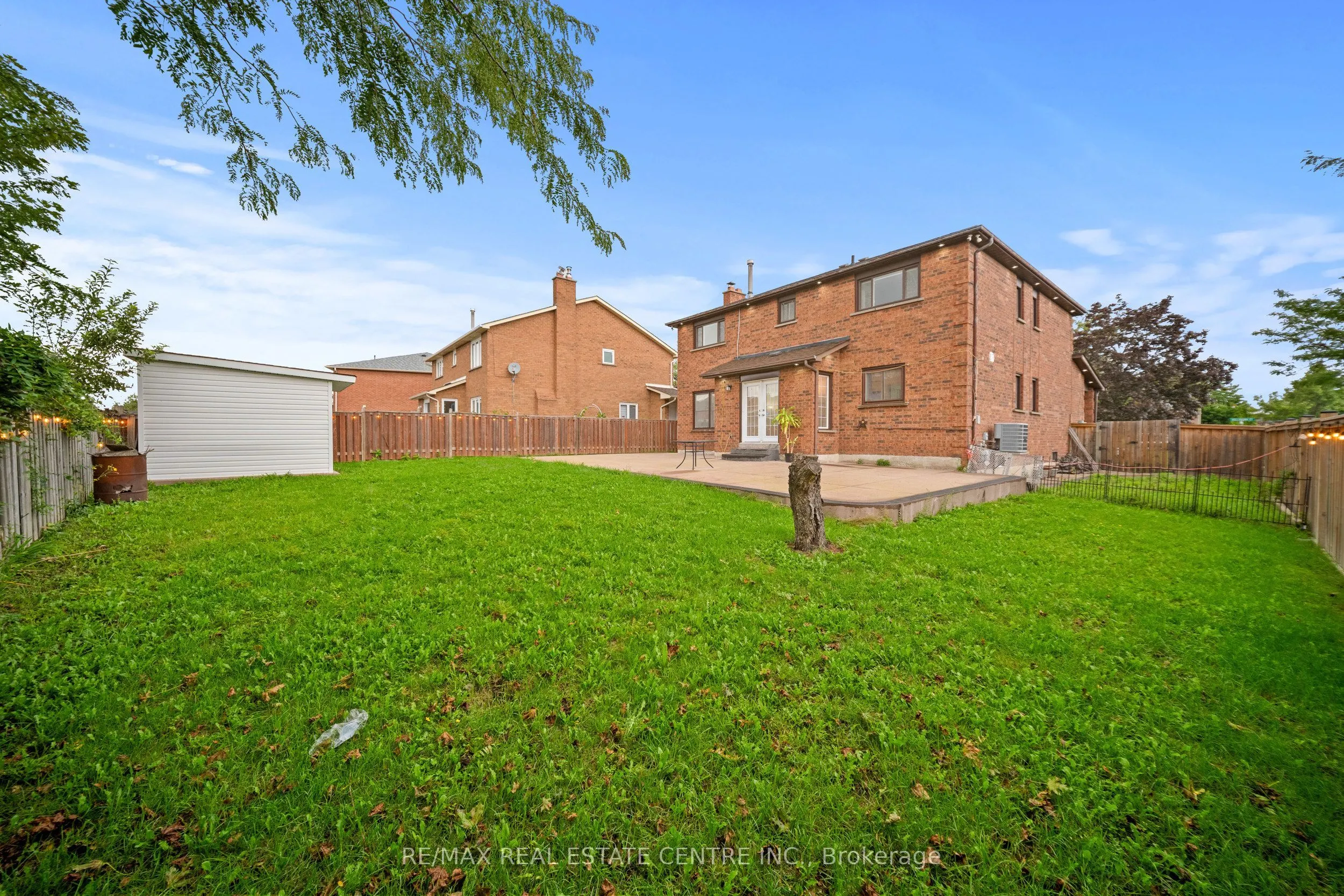 2 Hollyburn Court