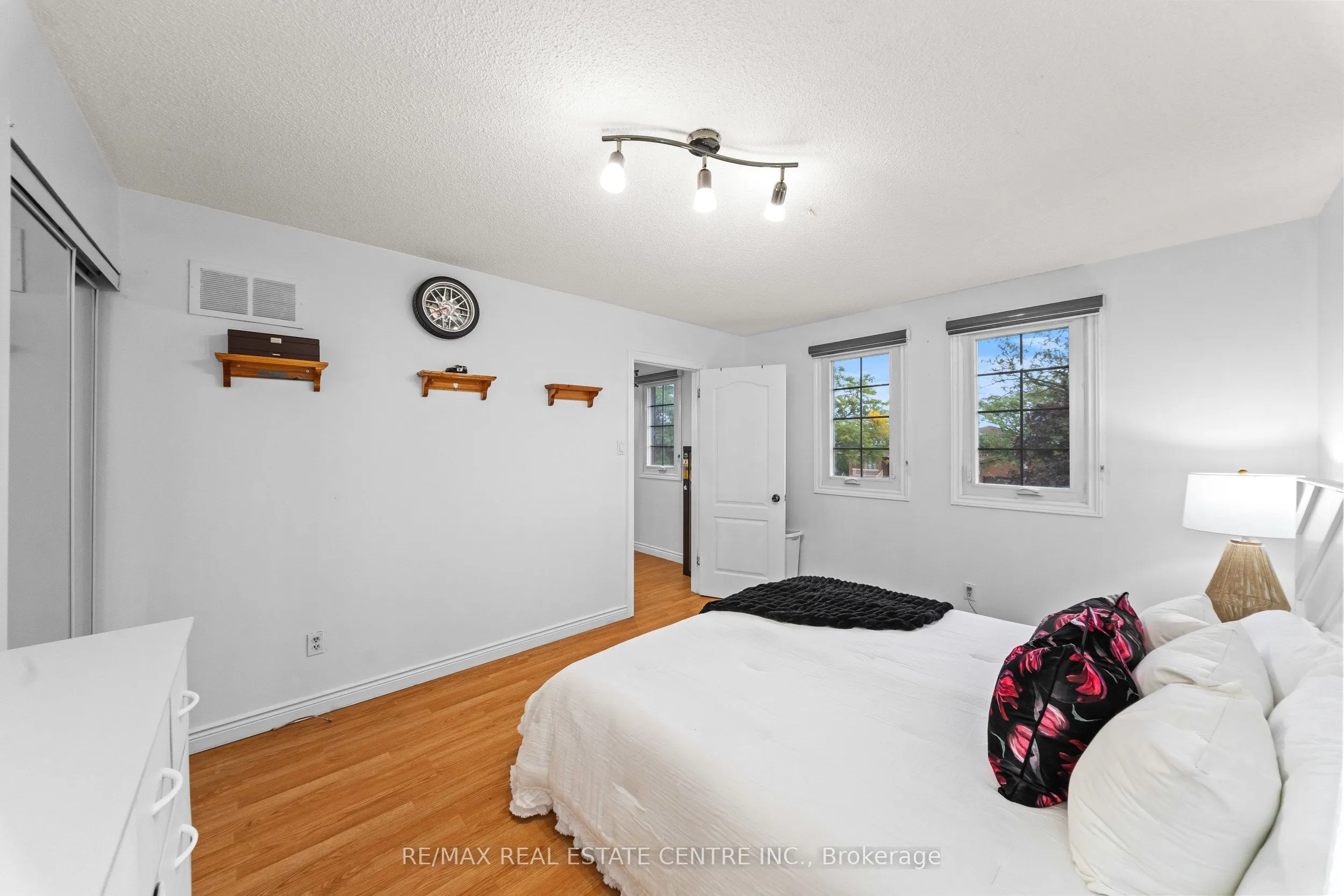 2 Hollyburn Court