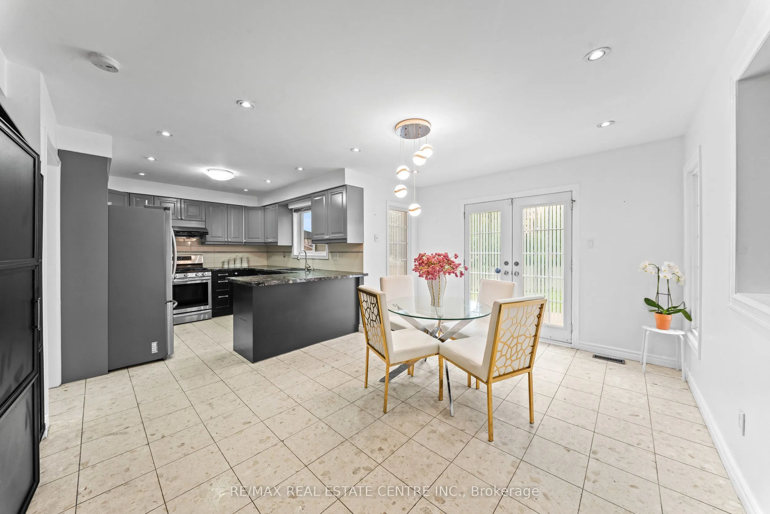 2 Hollyburn Court