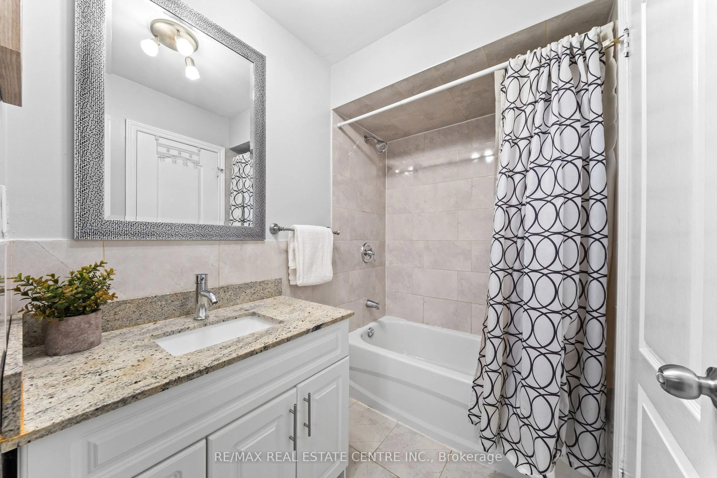 2 Hollyburn Court