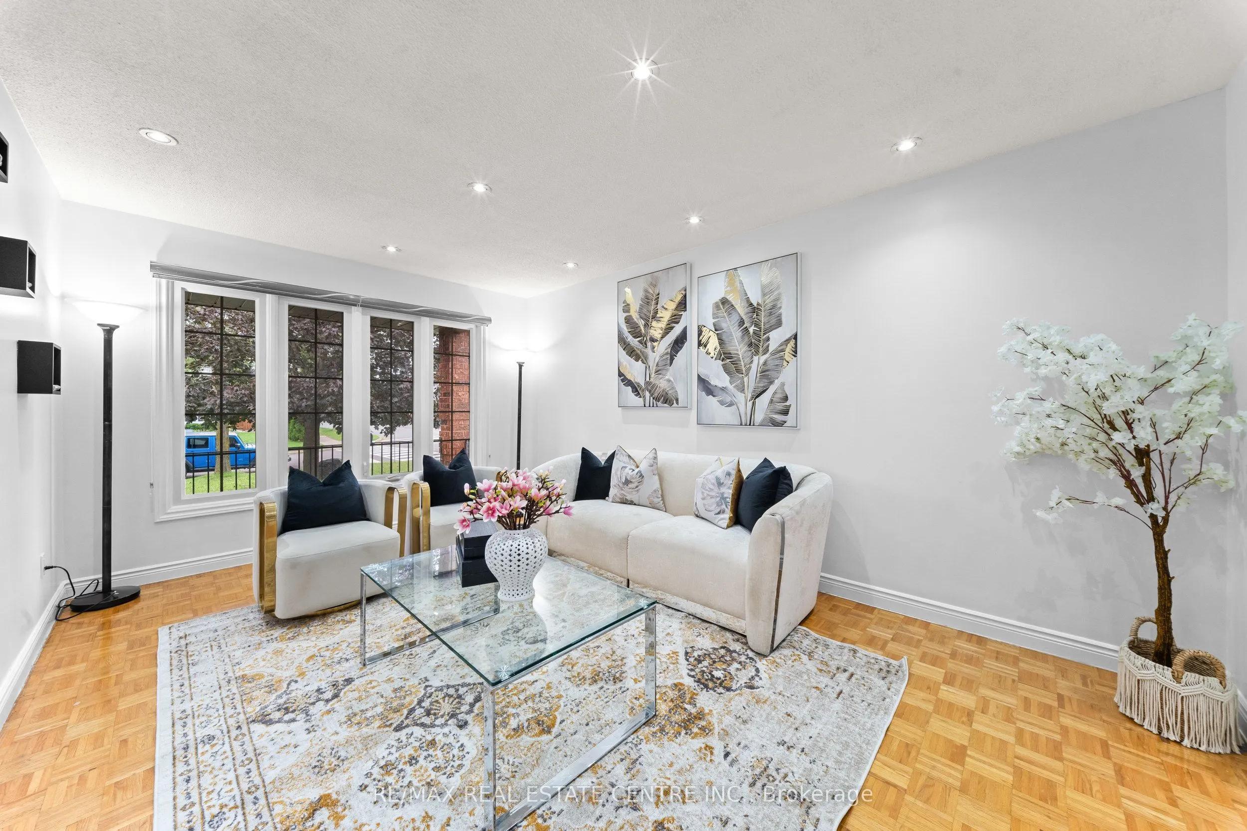 2 Hollyburn Court