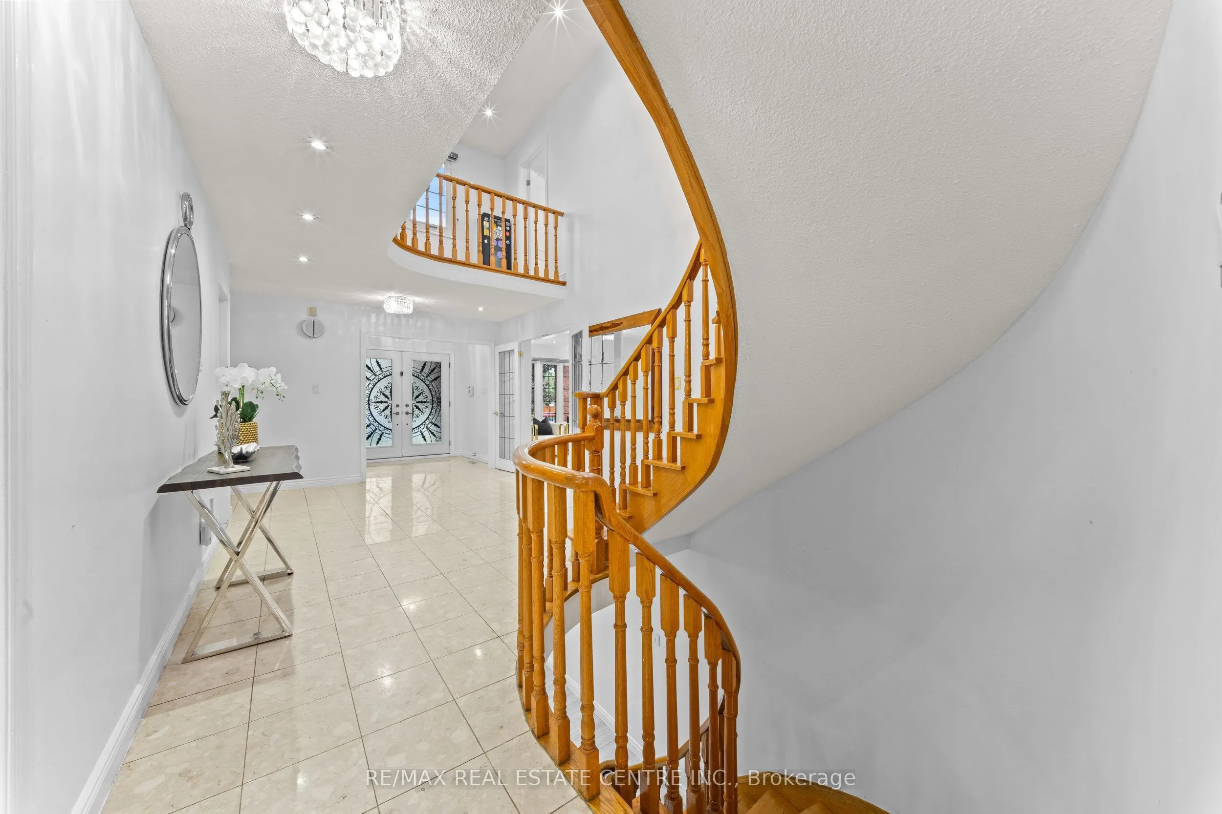 2 Hollyburn Court
