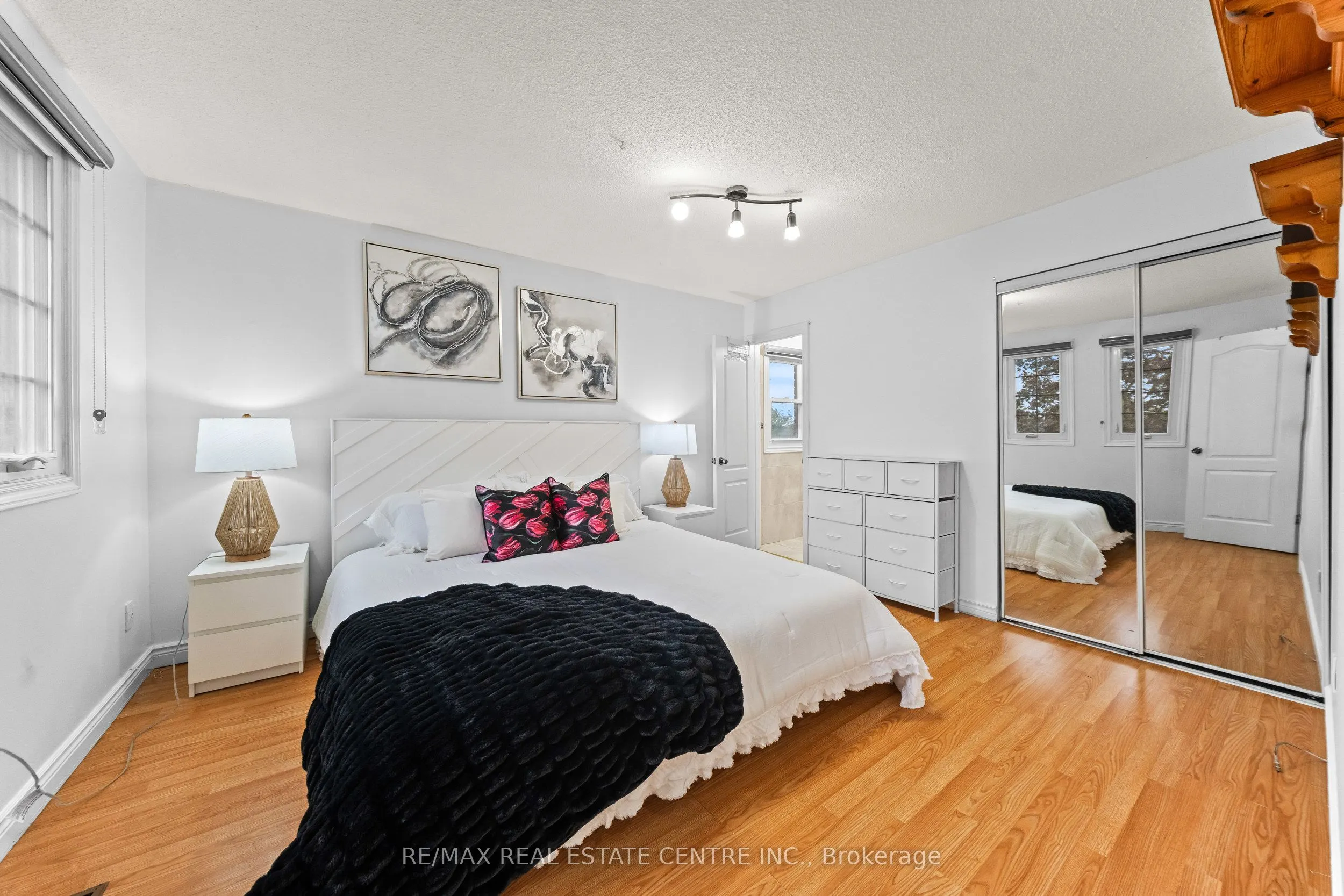 2 Hollyburn Court