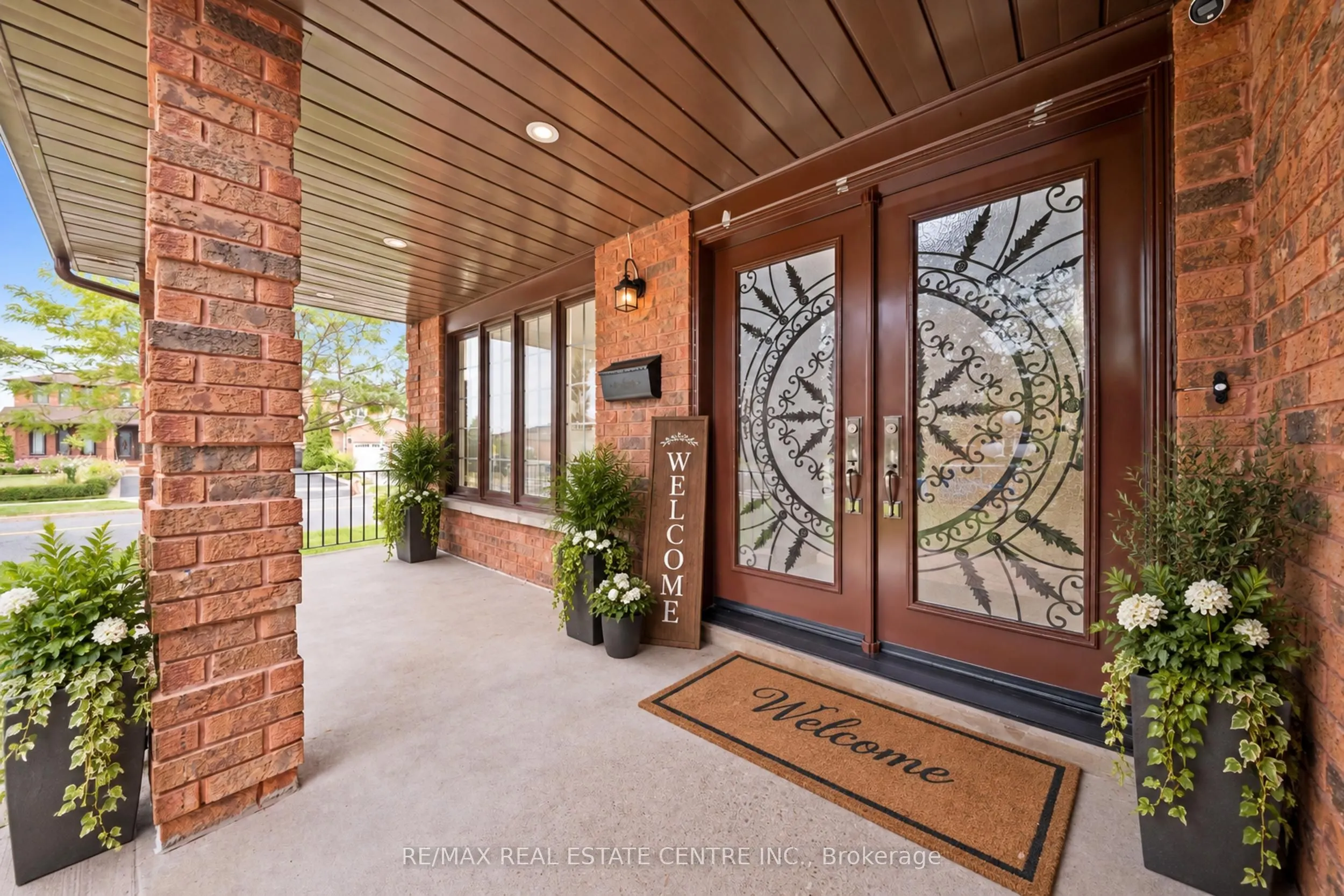 2 Hollyburn Court