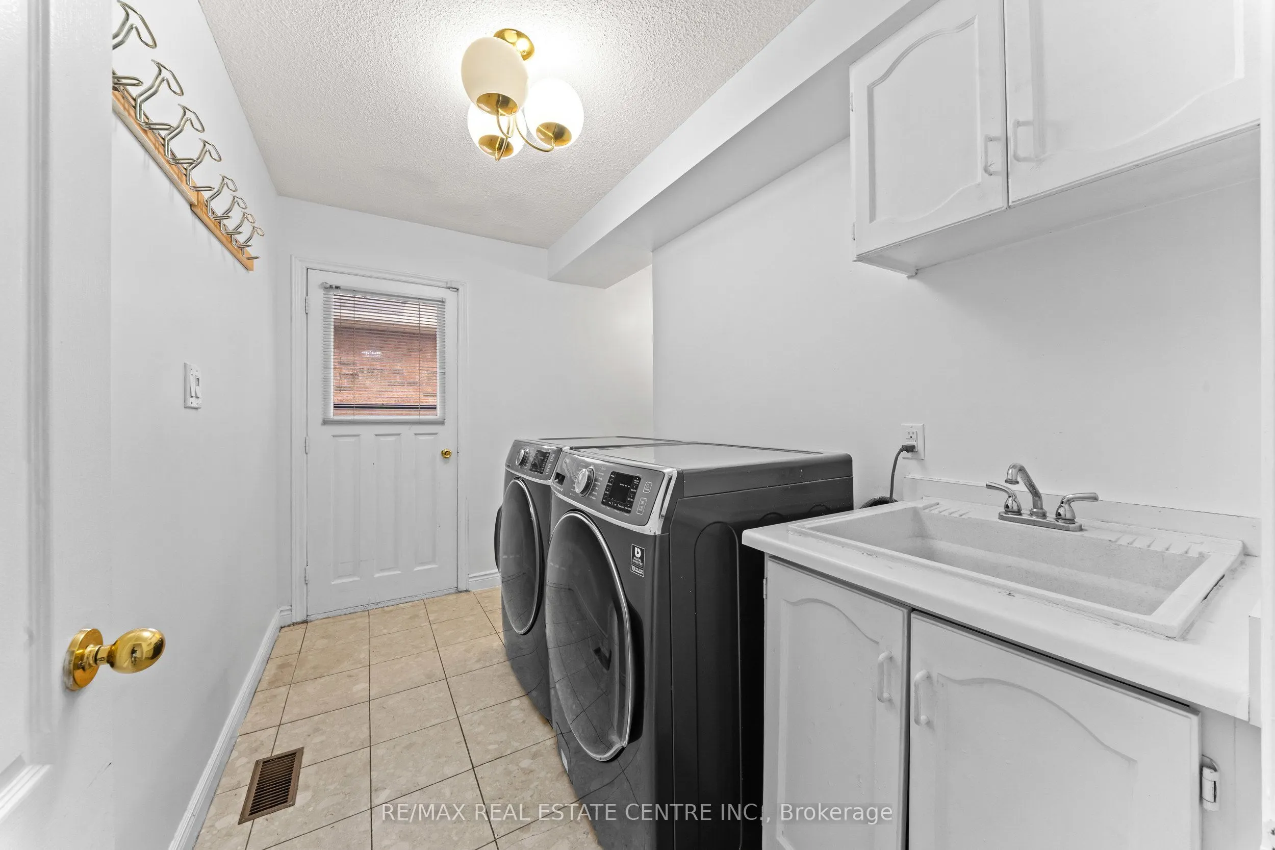 2 Hollyburn Court