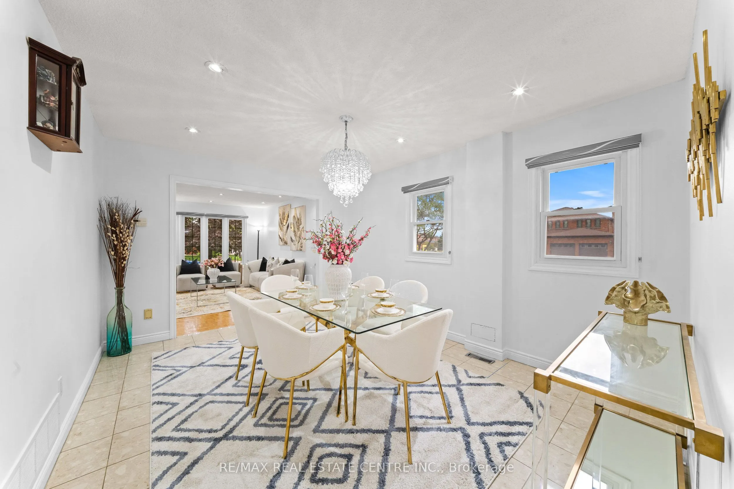 2 Hollyburn Court
