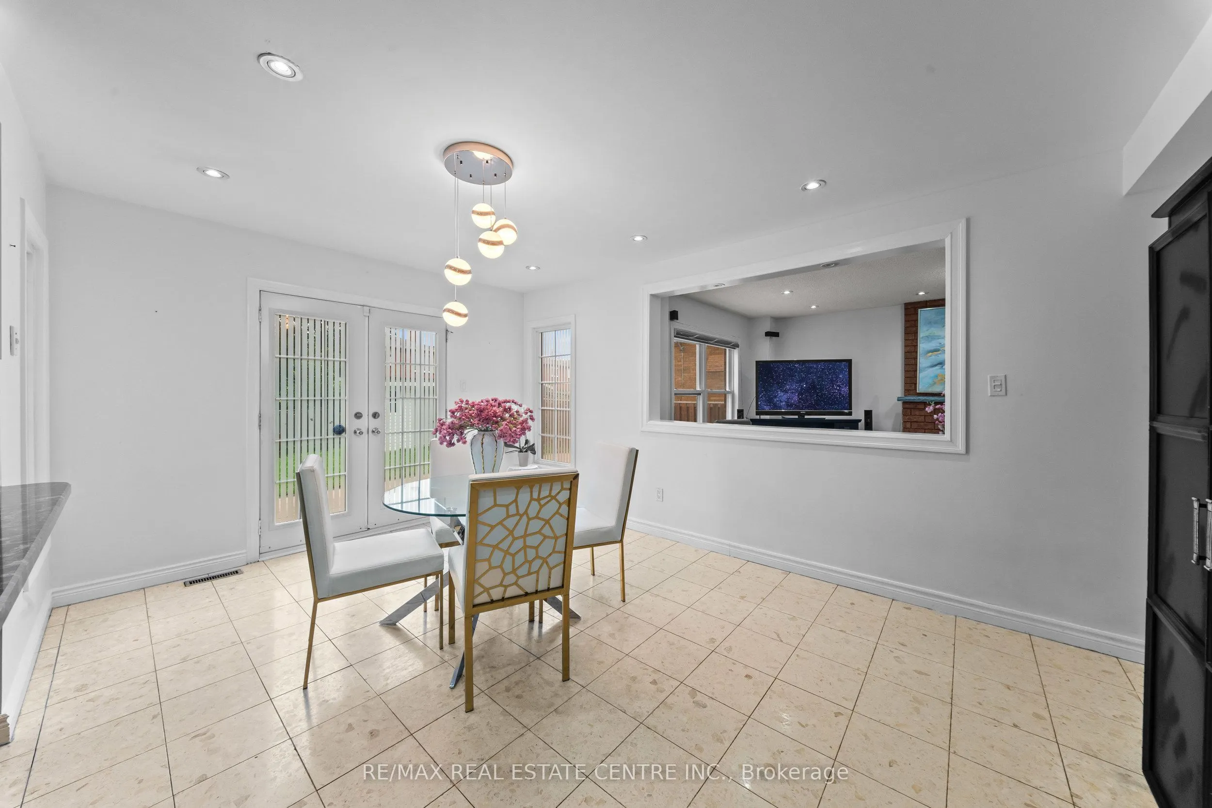 2 Hollyburn Court
