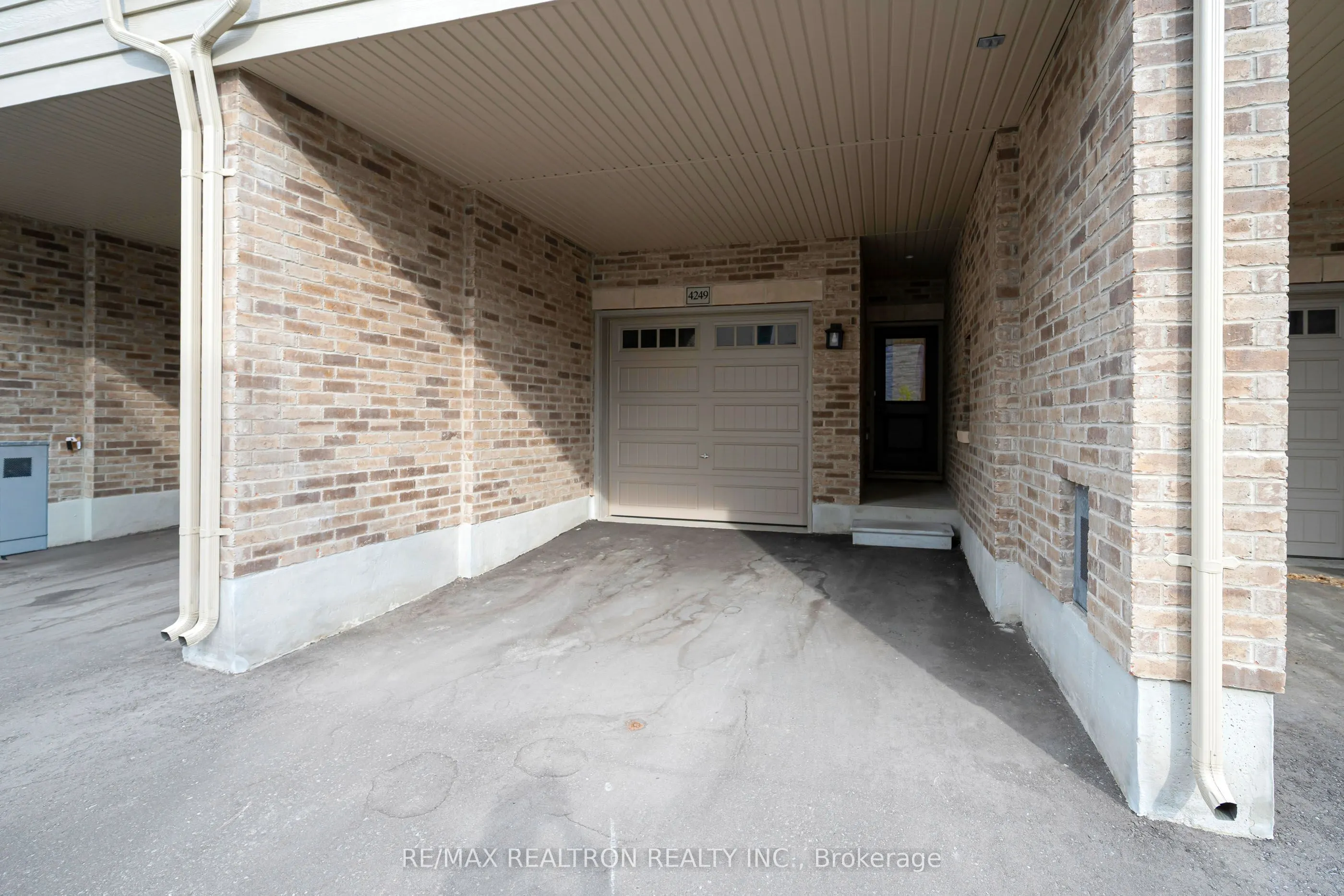 4249 Major Mackenzie Drive E