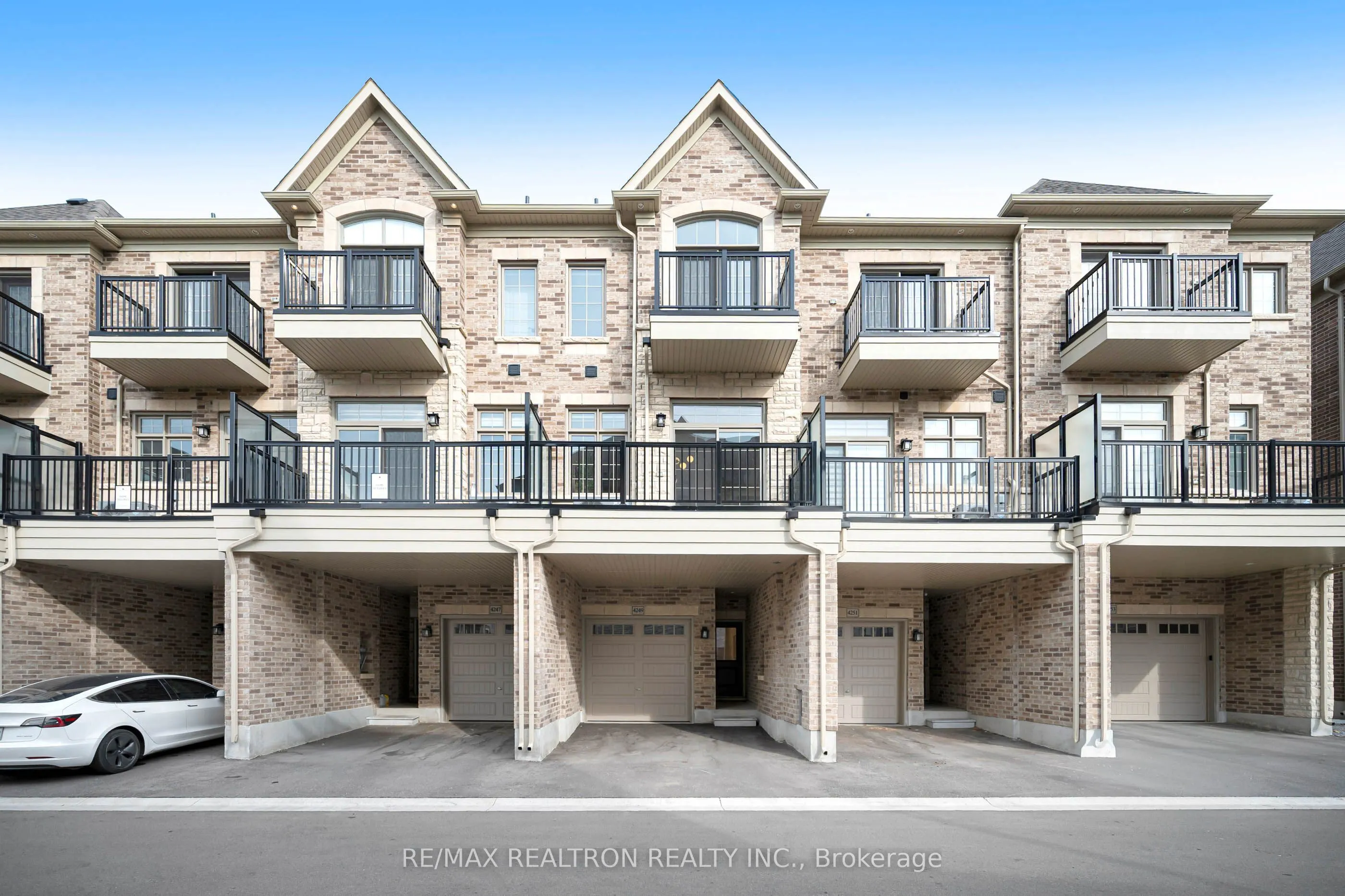4249 Major Mackenzie Drive E