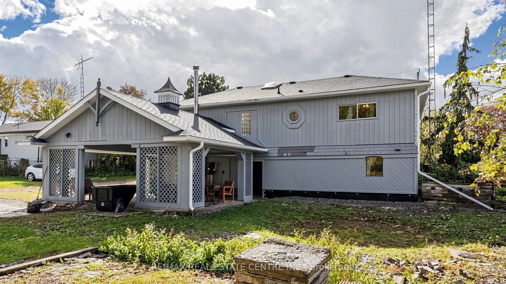 393 Canal Road W