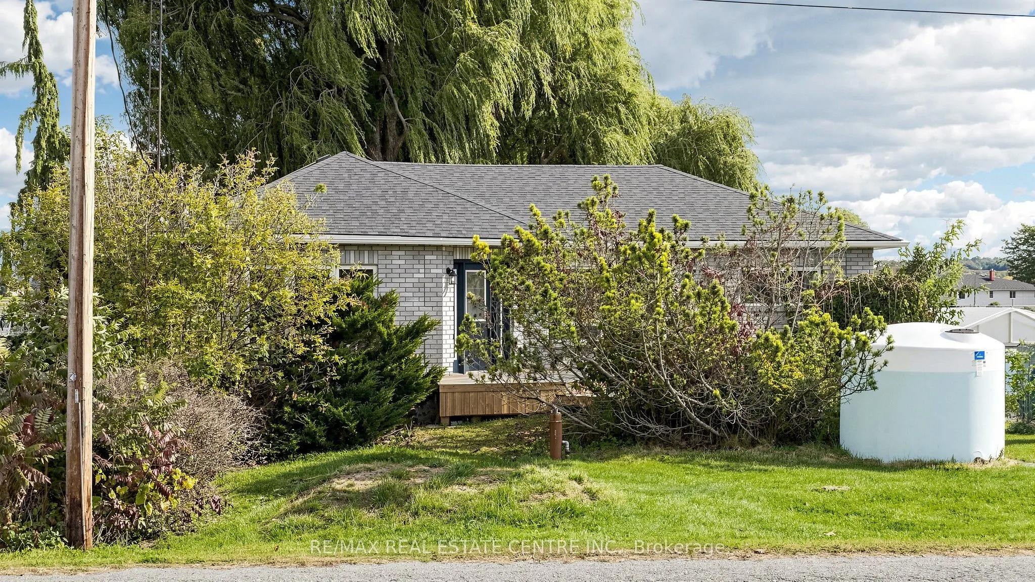 393 Canal Road W