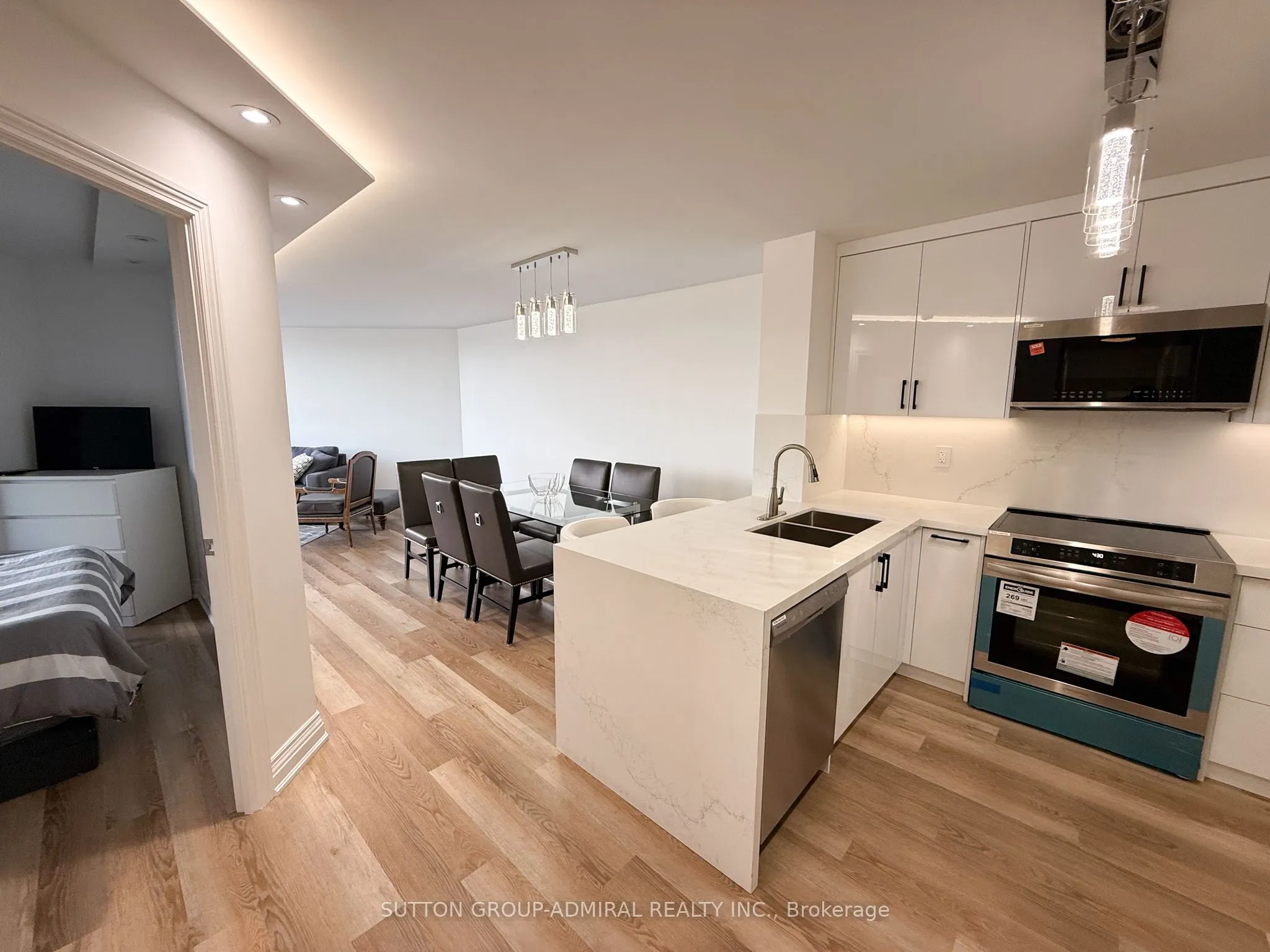 7420 Bathurst Street #606