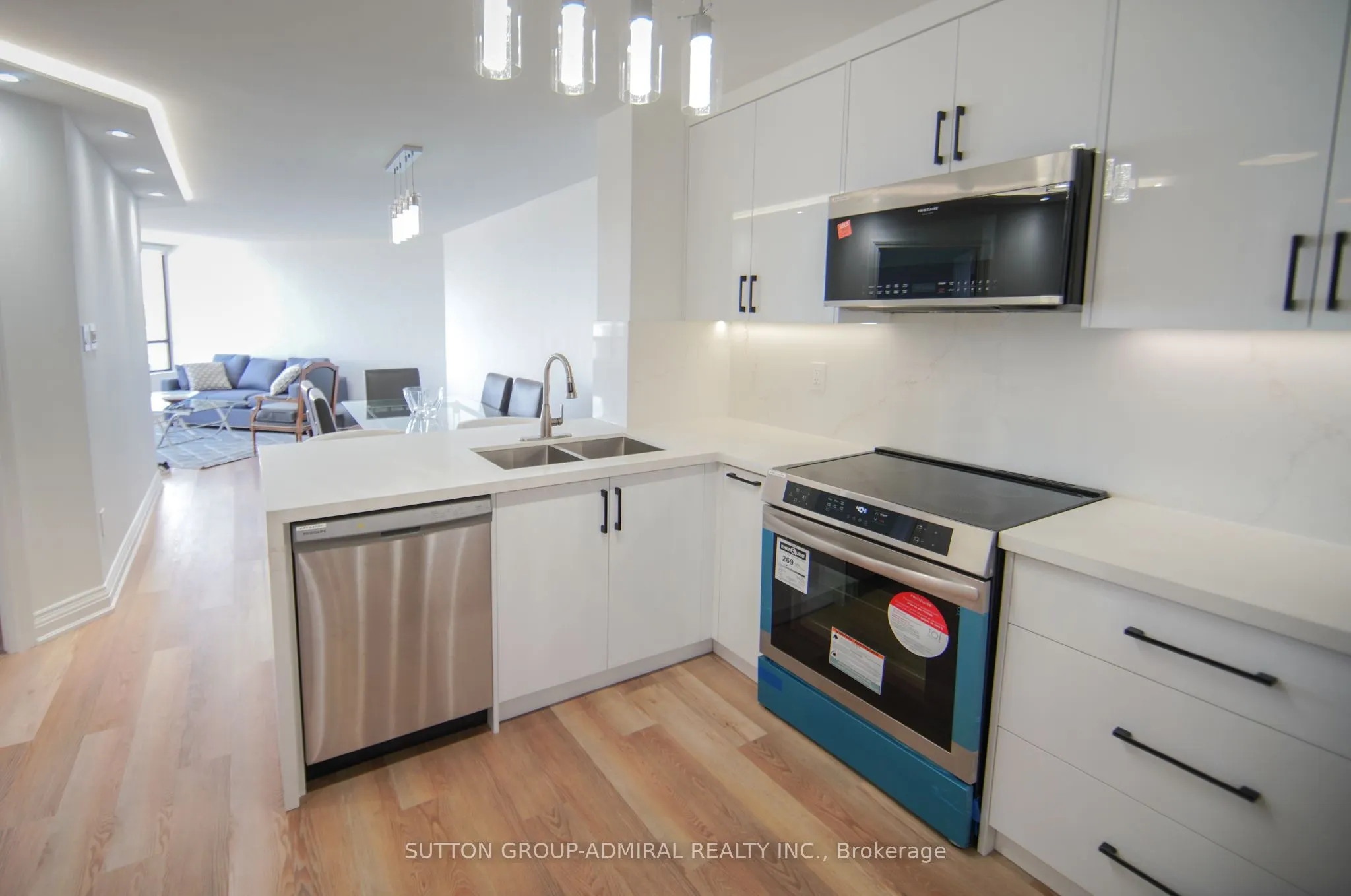 7420 Bathurst Street #606