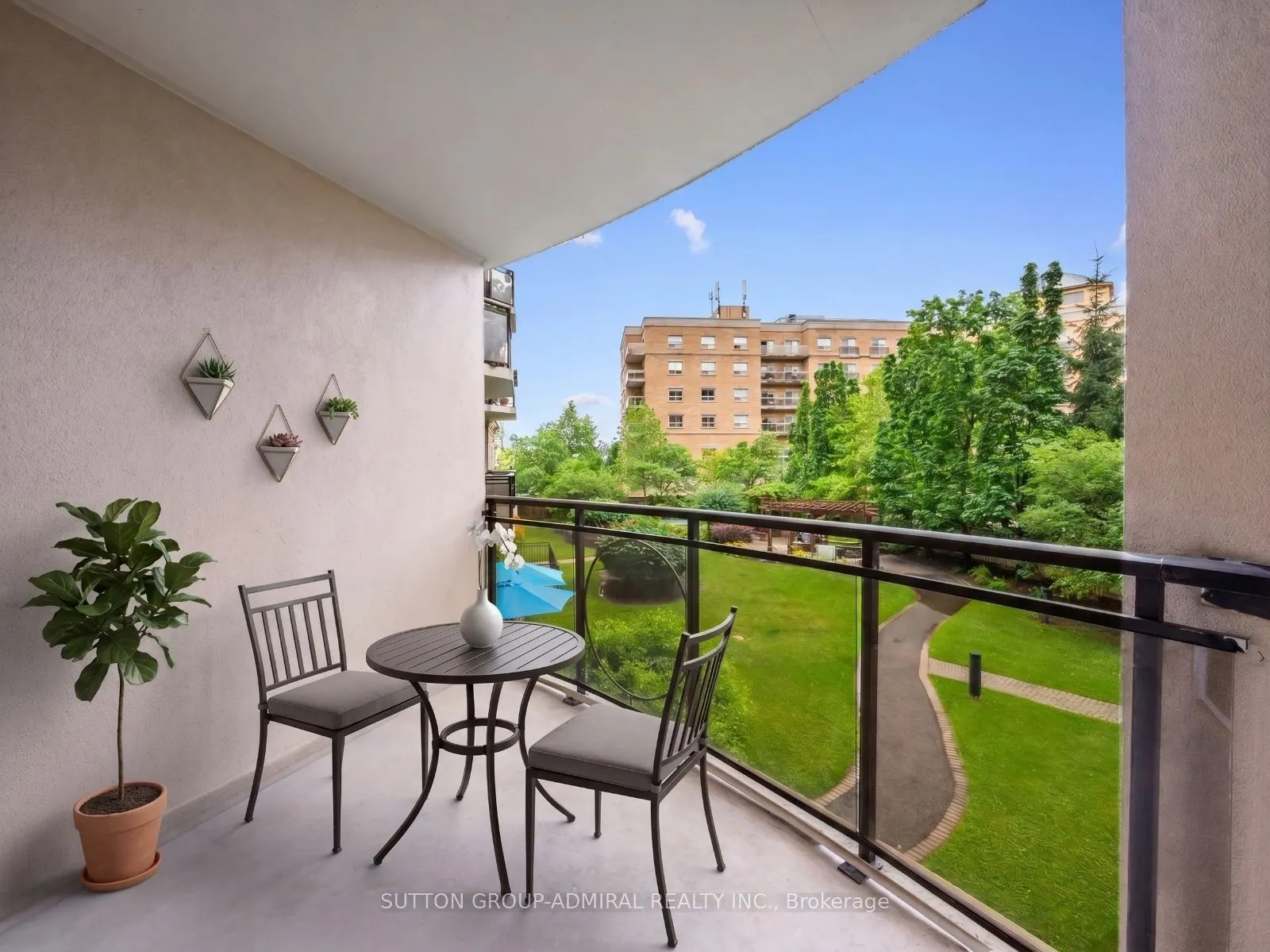 1 Maison Parc Court #215