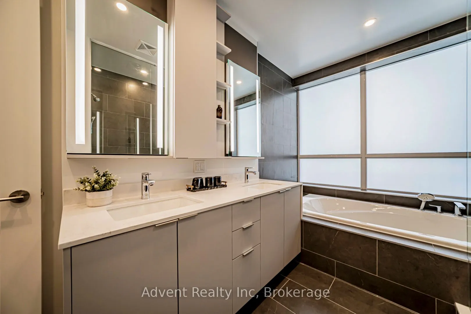 8 Cedarland Drive #PH01