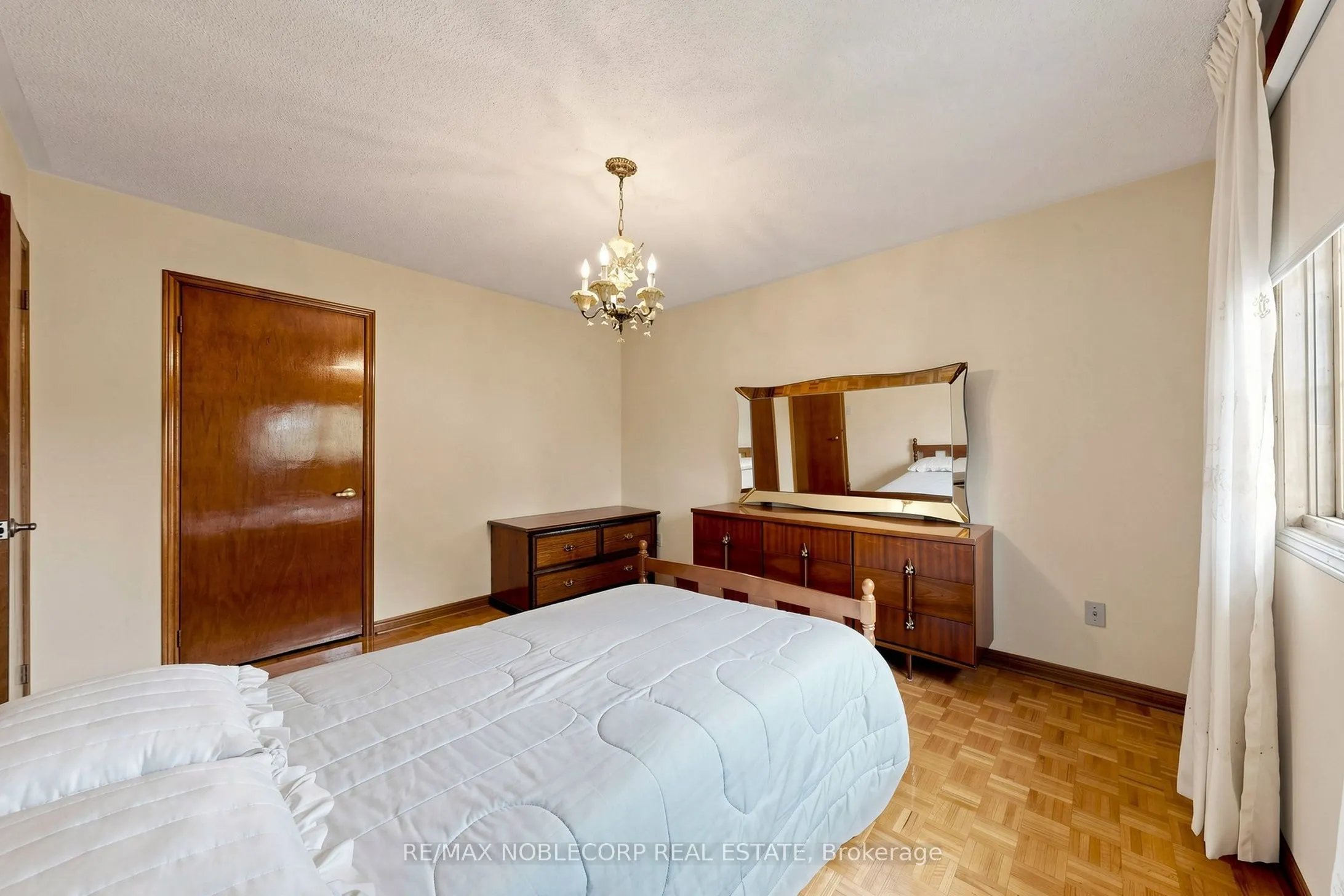 162 Venetian Crescent