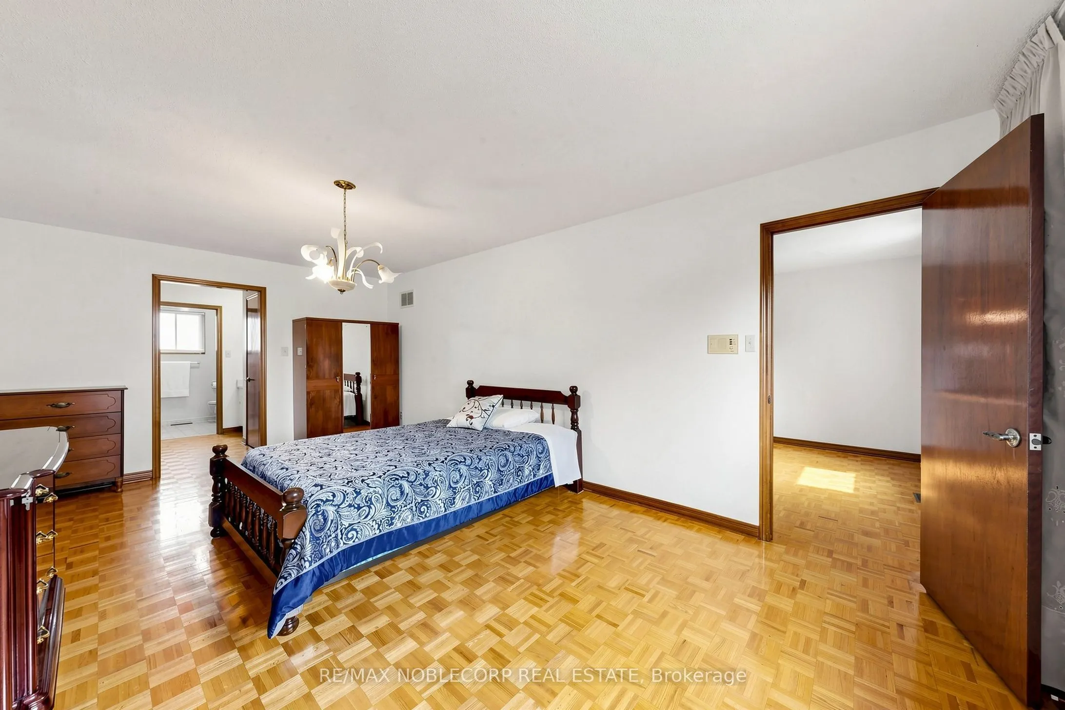 162 Venetian Crescent