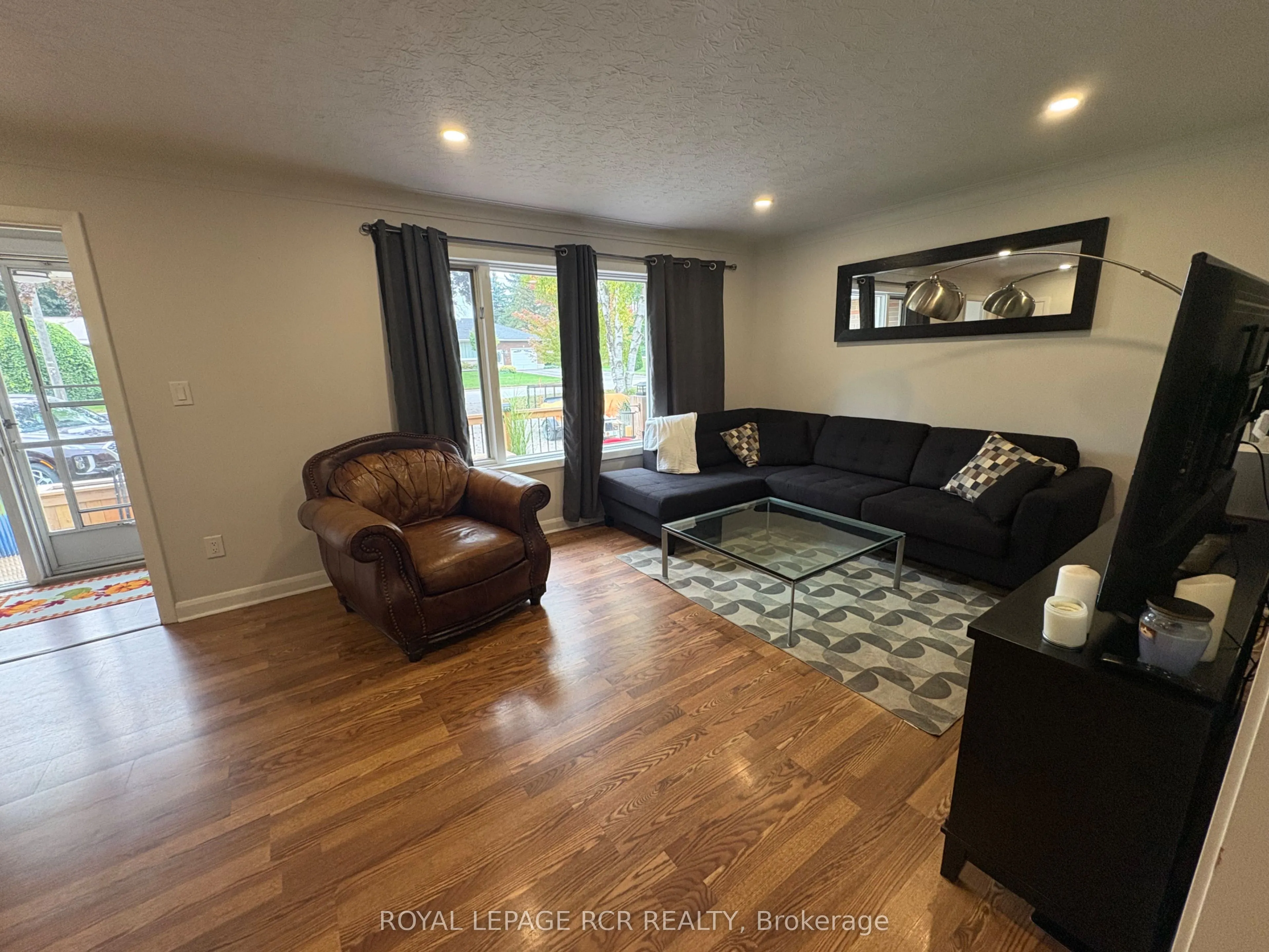 12 Maple Avenue E