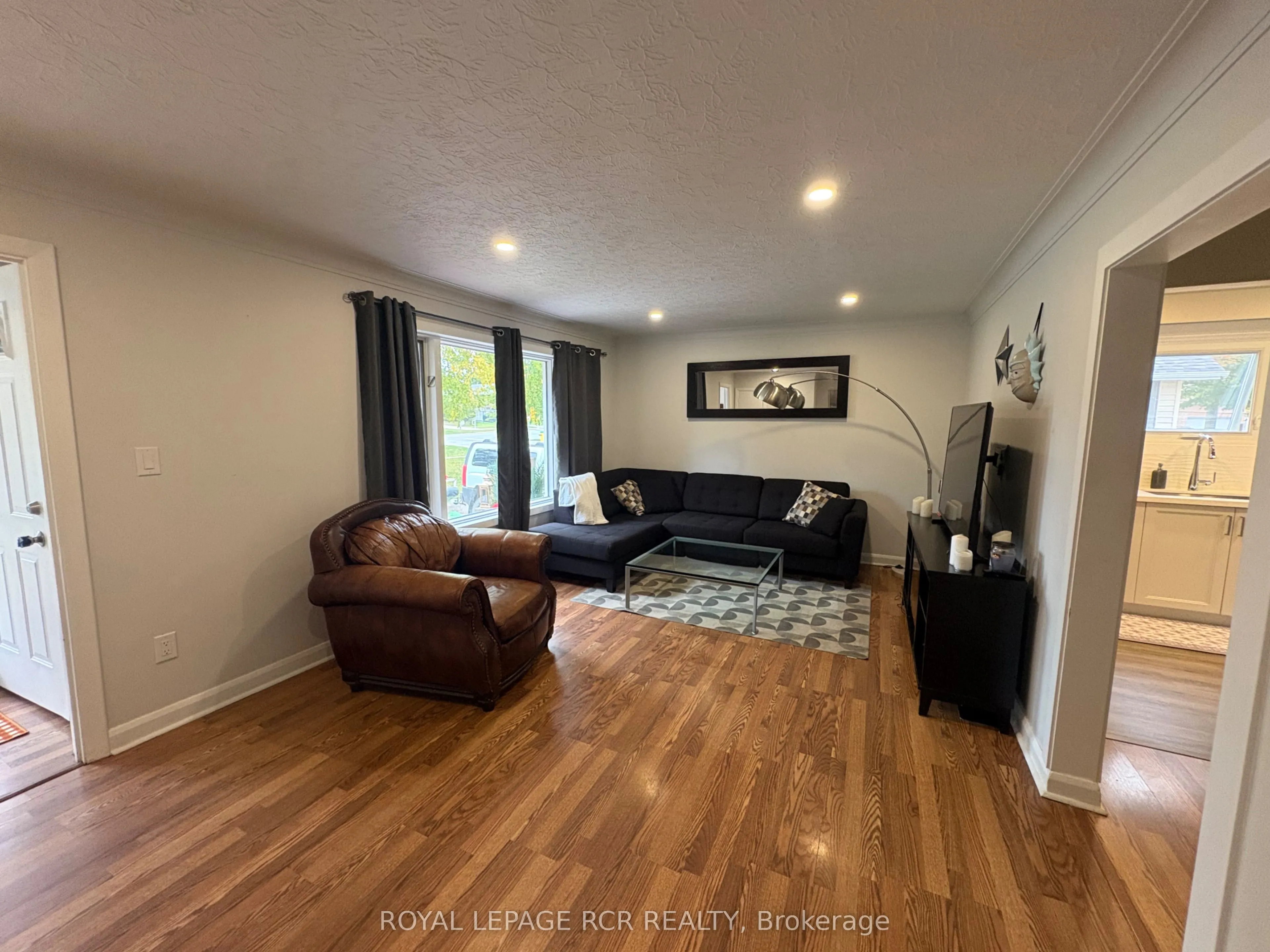 12 Maple Avenue E