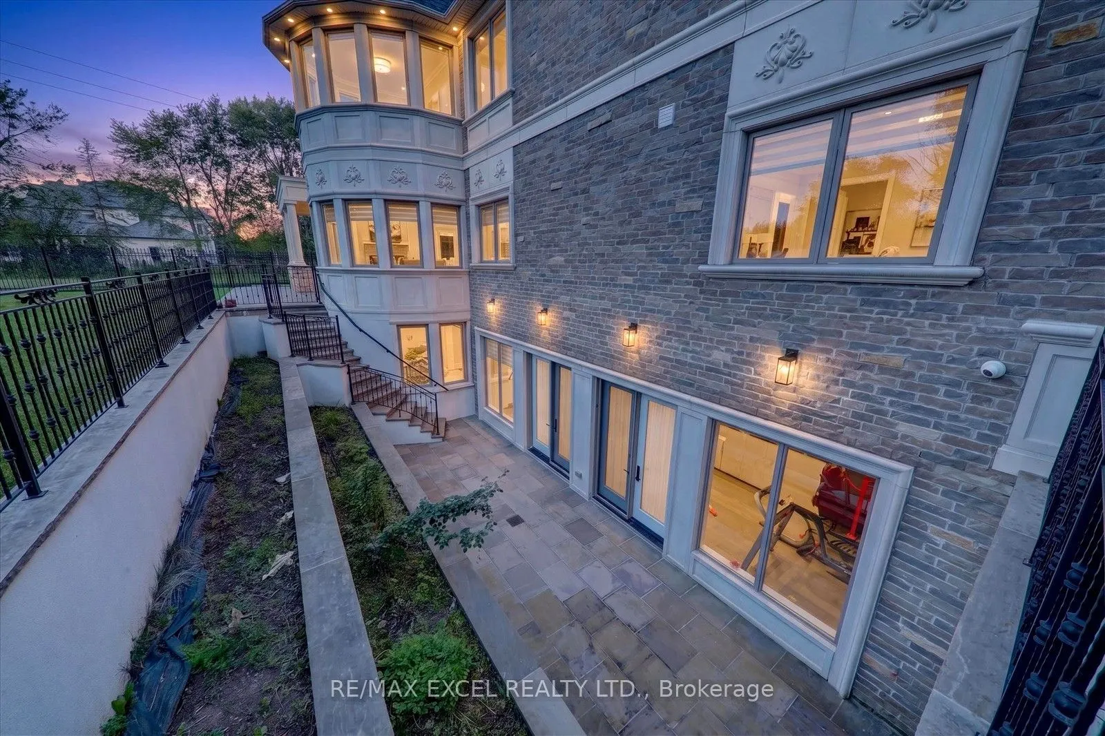 28 Personna Boulevard