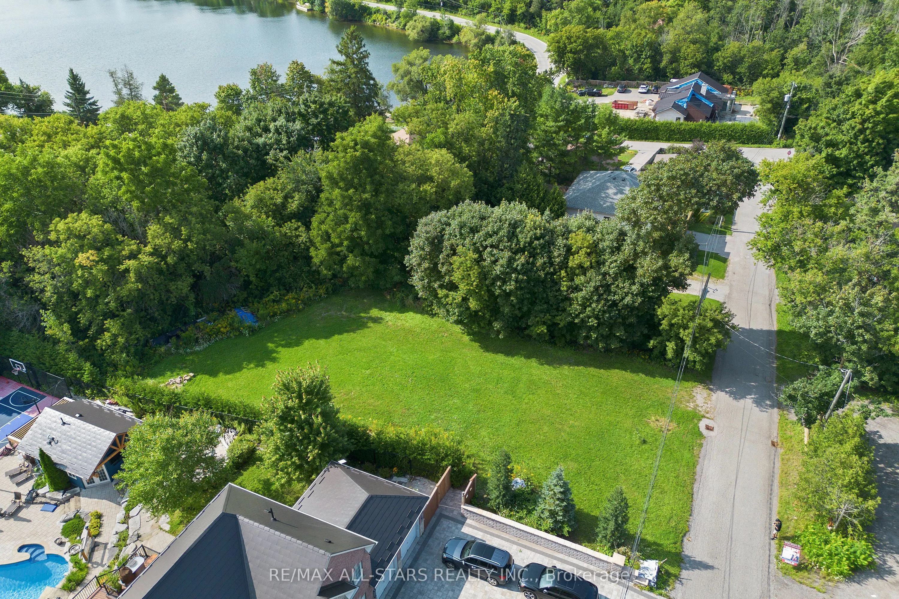 12 Churchill Drive S
