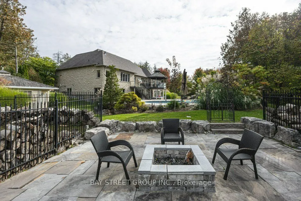5 River Stone Court