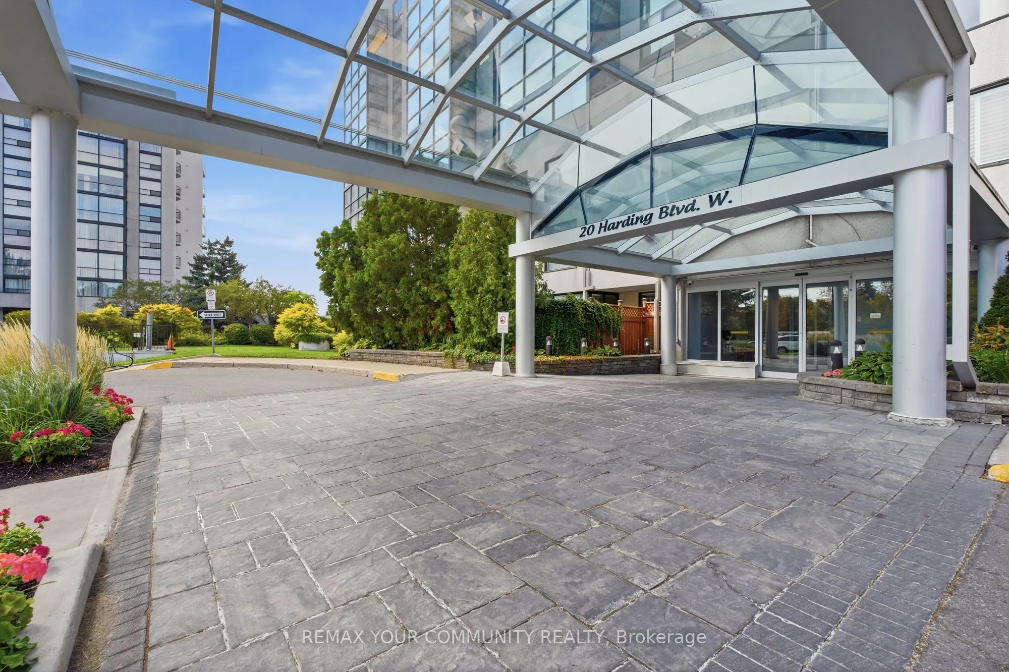 20 Harding Boulevard #402