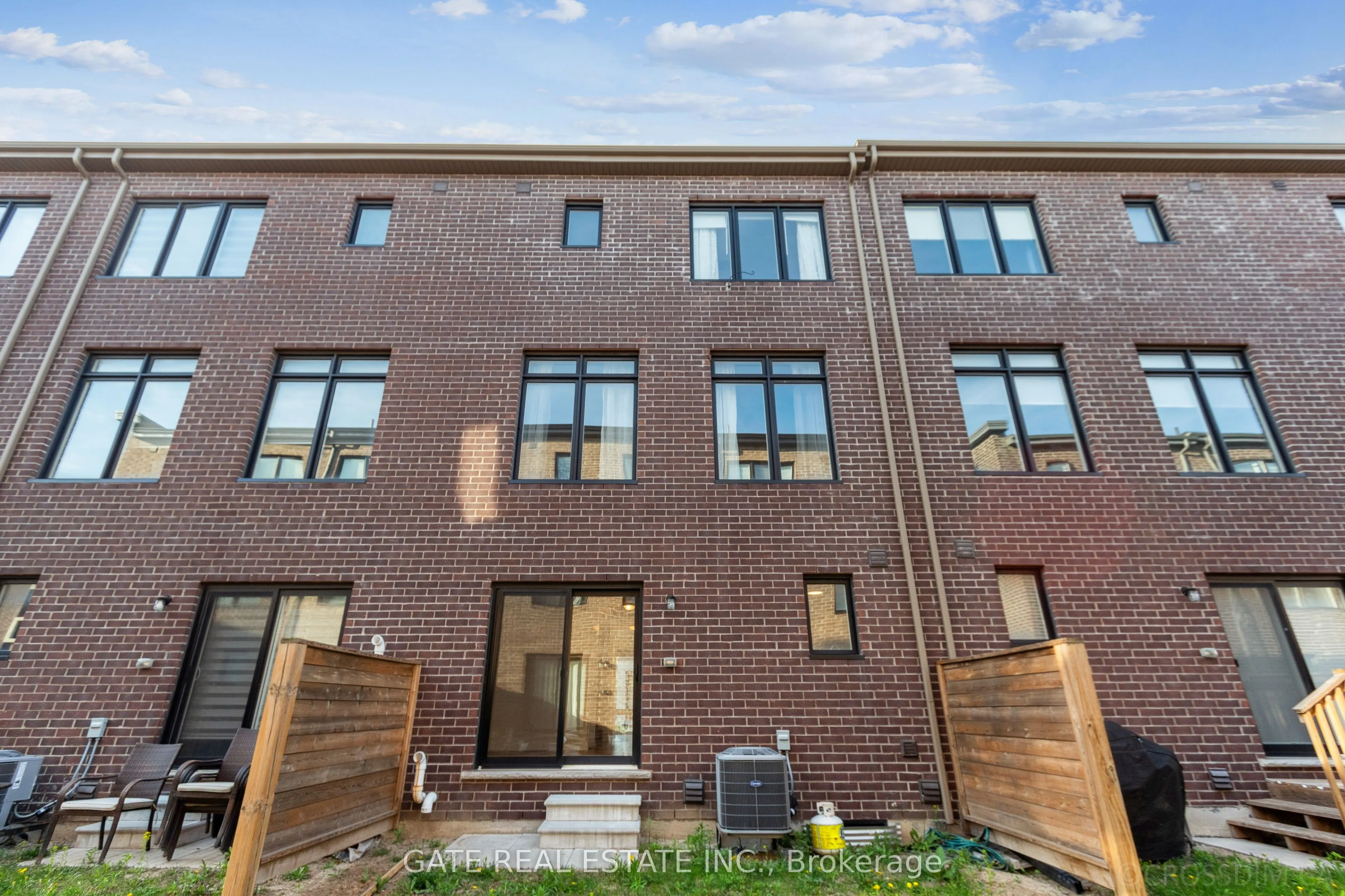 27 Moneypenny Place