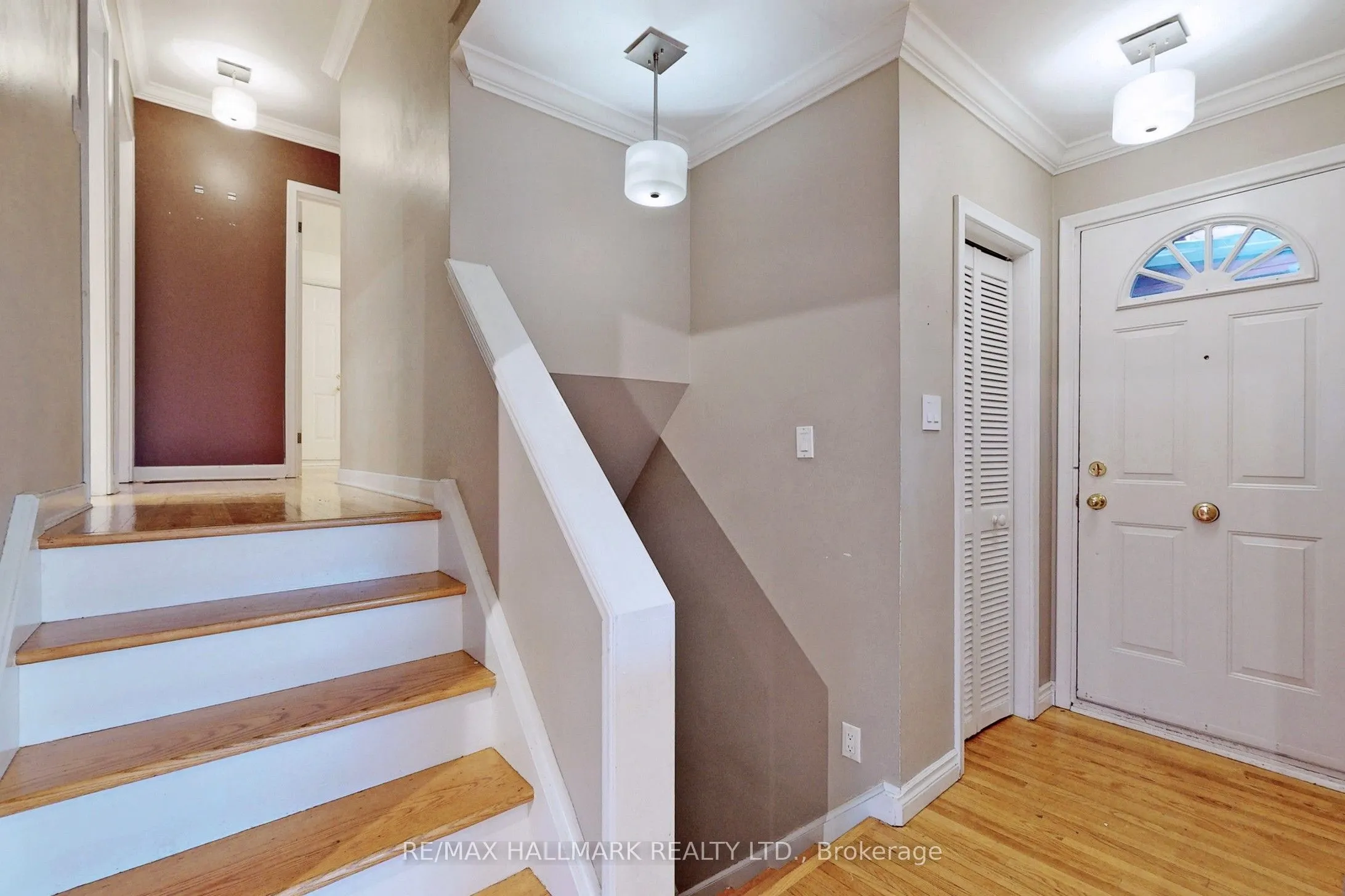 16 Knowles Crescent