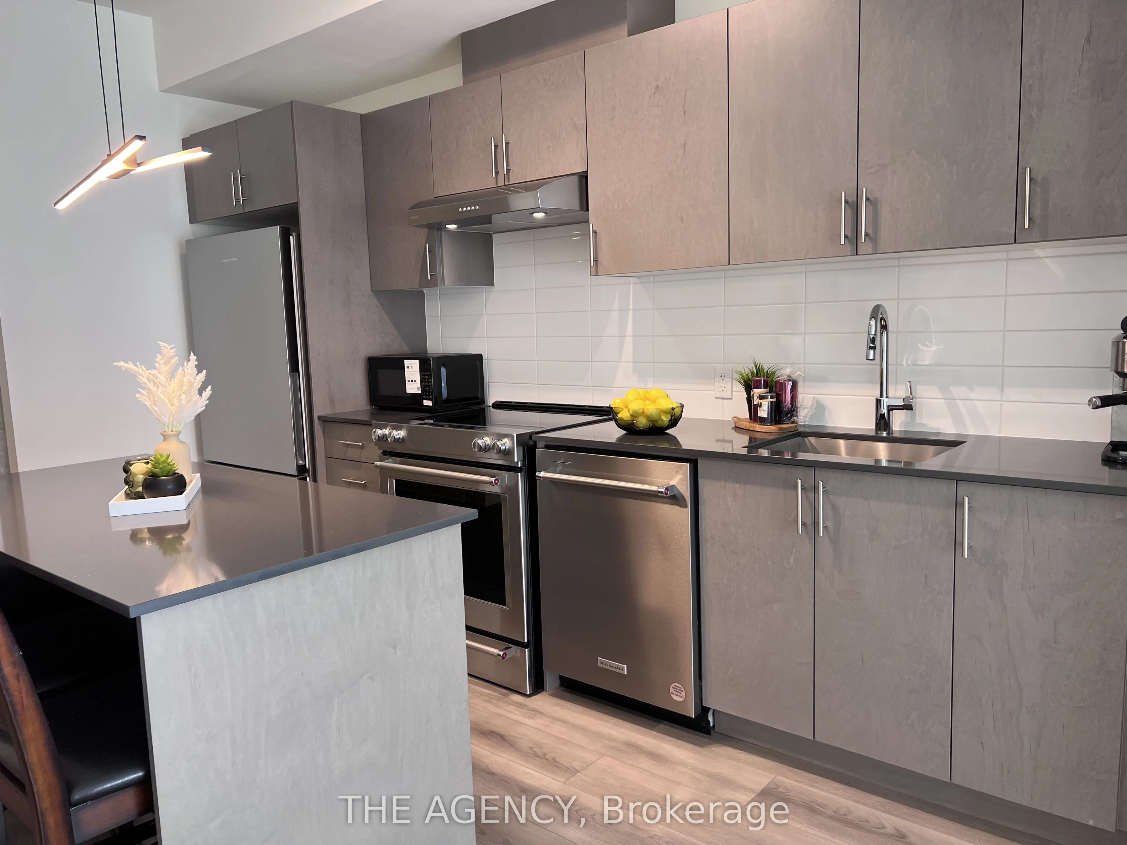 8960 Jane Street E #1402